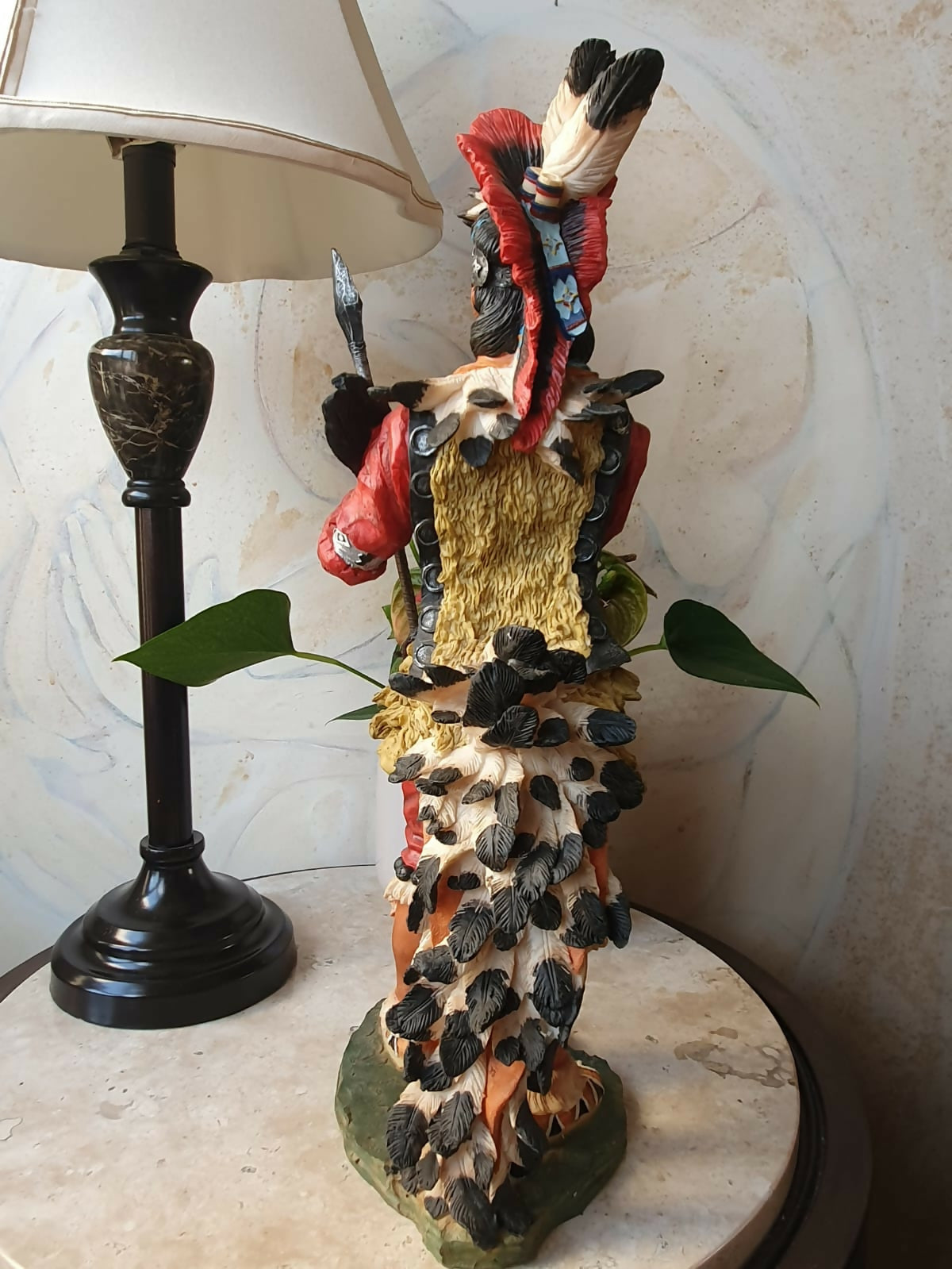 Escultura de índigena guerreiro norte americano em resina