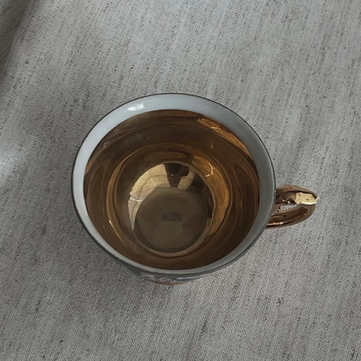 Xícara de Café Antiga  em Porcelana com Decoração Dourada e Cena Romântica