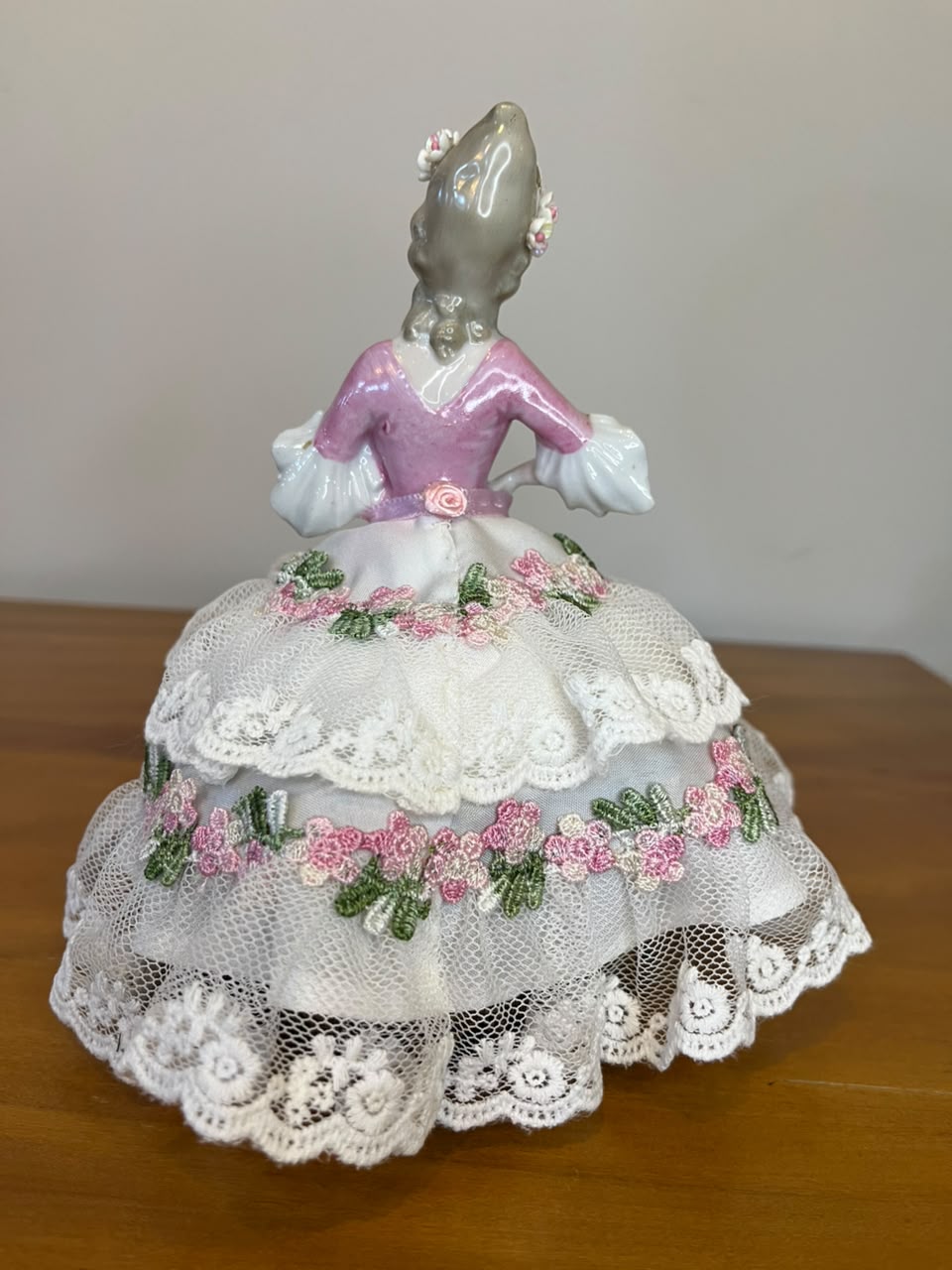 Dama decorativa em porcelana com vestido rendado e bordados florais – 18 cm