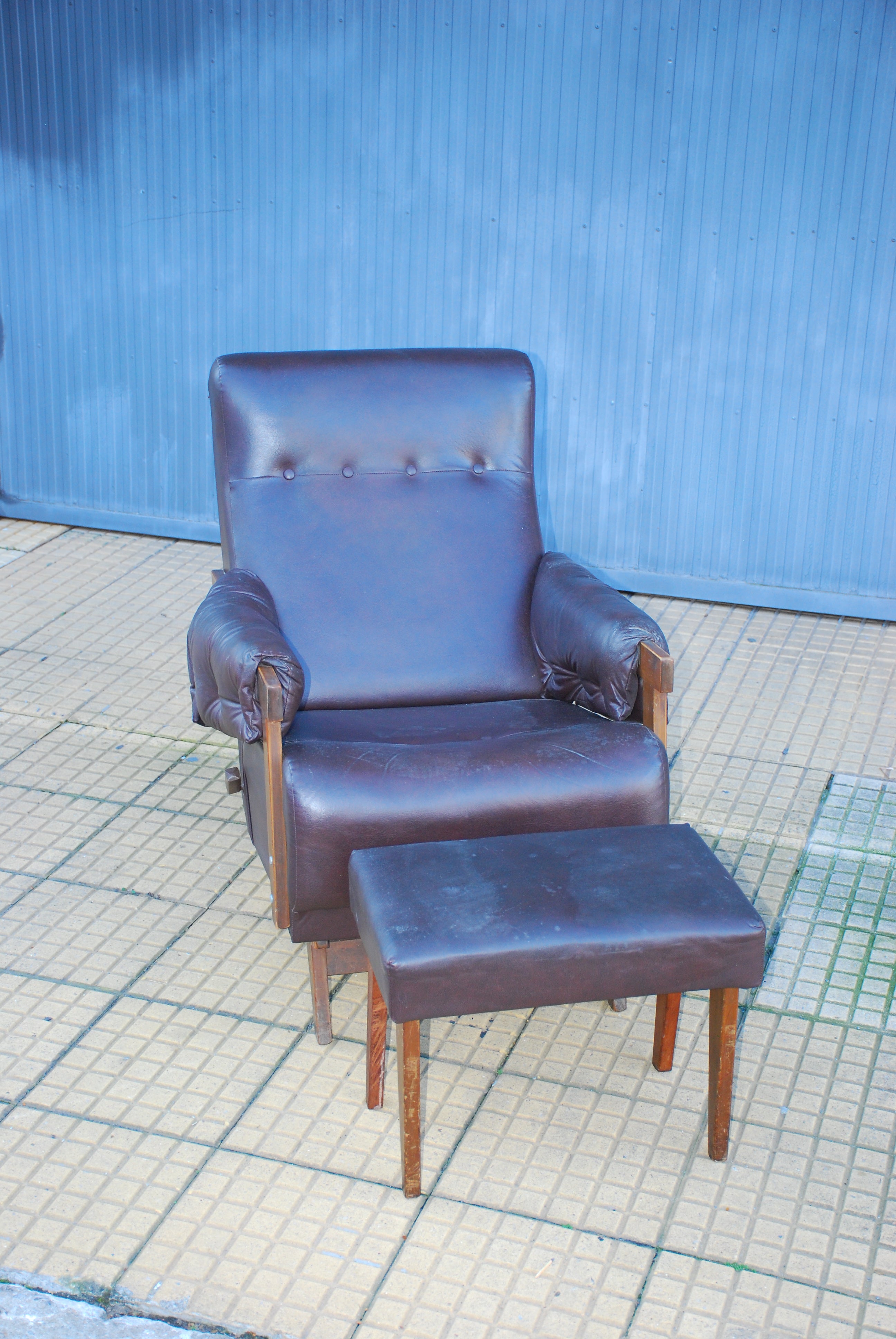 Poltrona de balanço com banqueta anos 50 em courvin marrom 