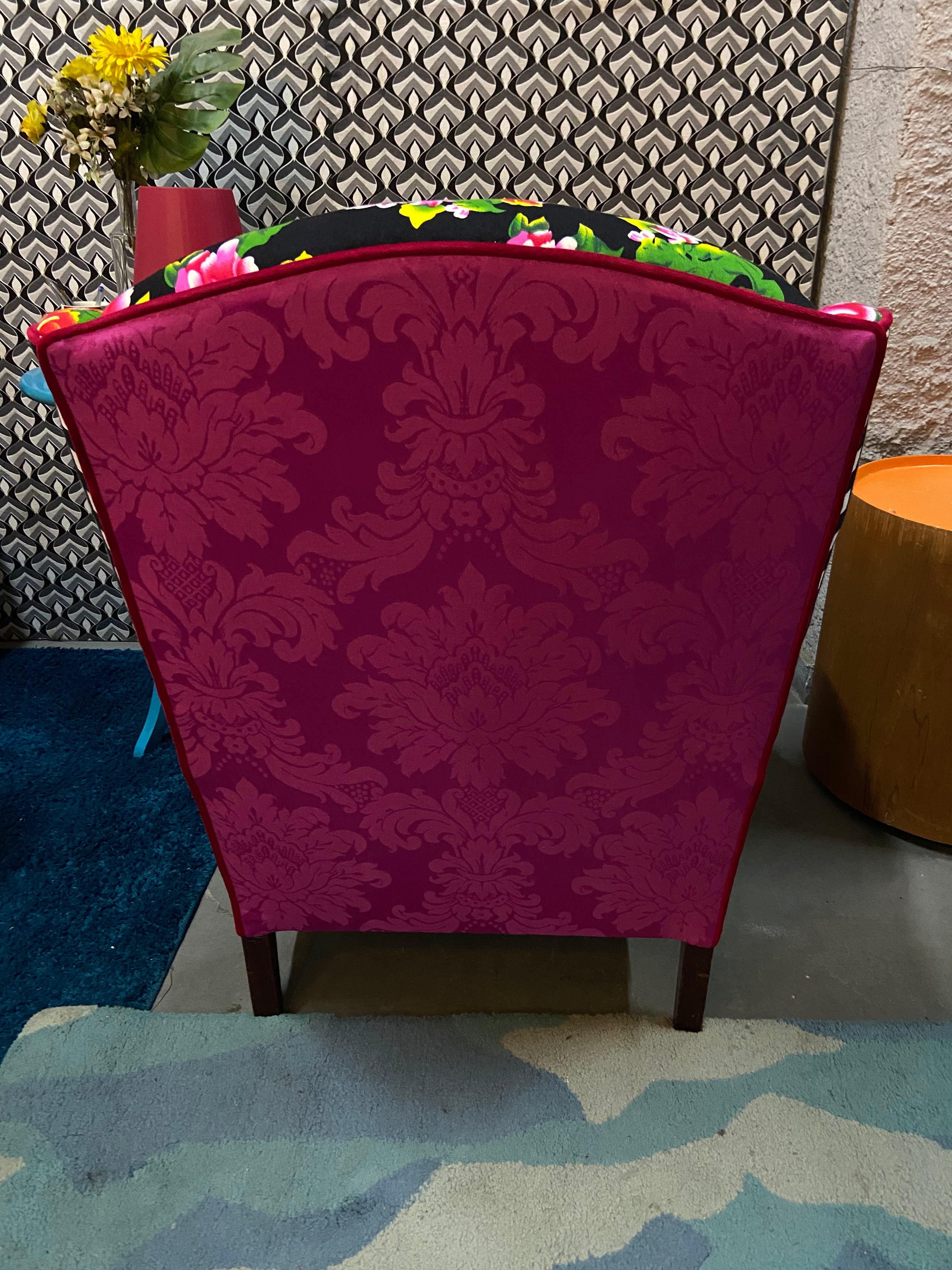 Poltrona Bergere Fiesta com tecidos estampados coloridos e assento amarelo 