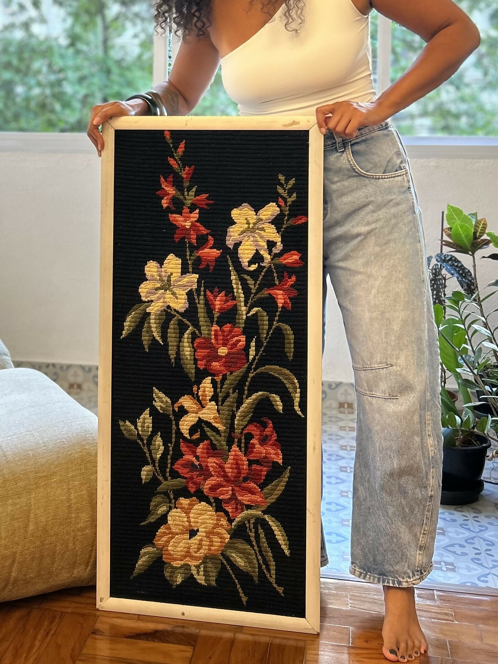 Tapeçaria Vintage Floral – Bordado Manual (100cm x 45cm)