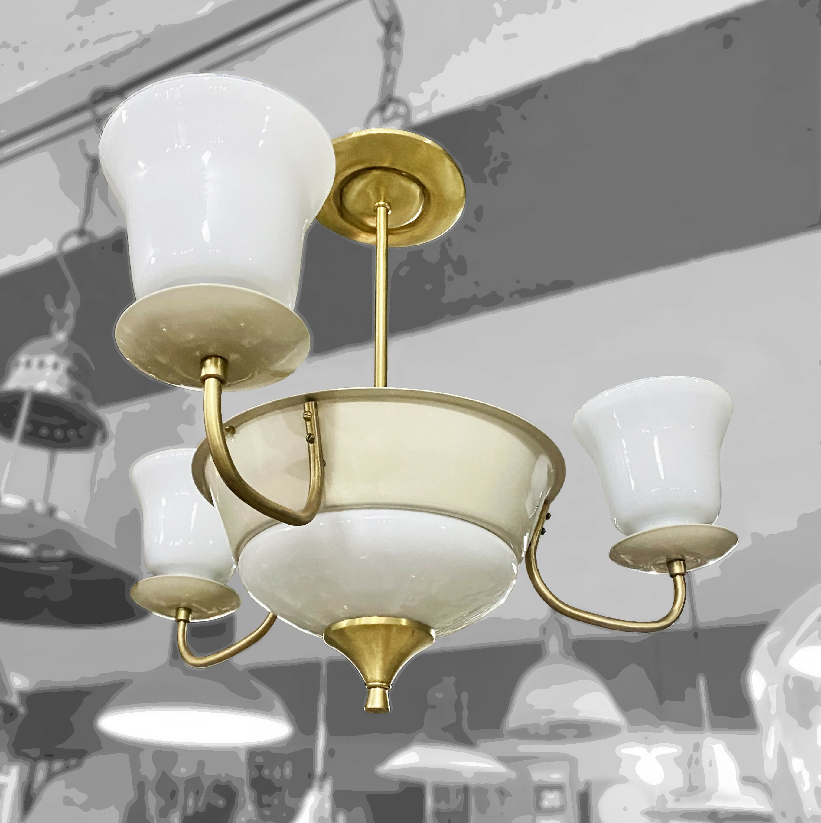Lustre antigo 3 bocas em bege claro e latão - restaurado