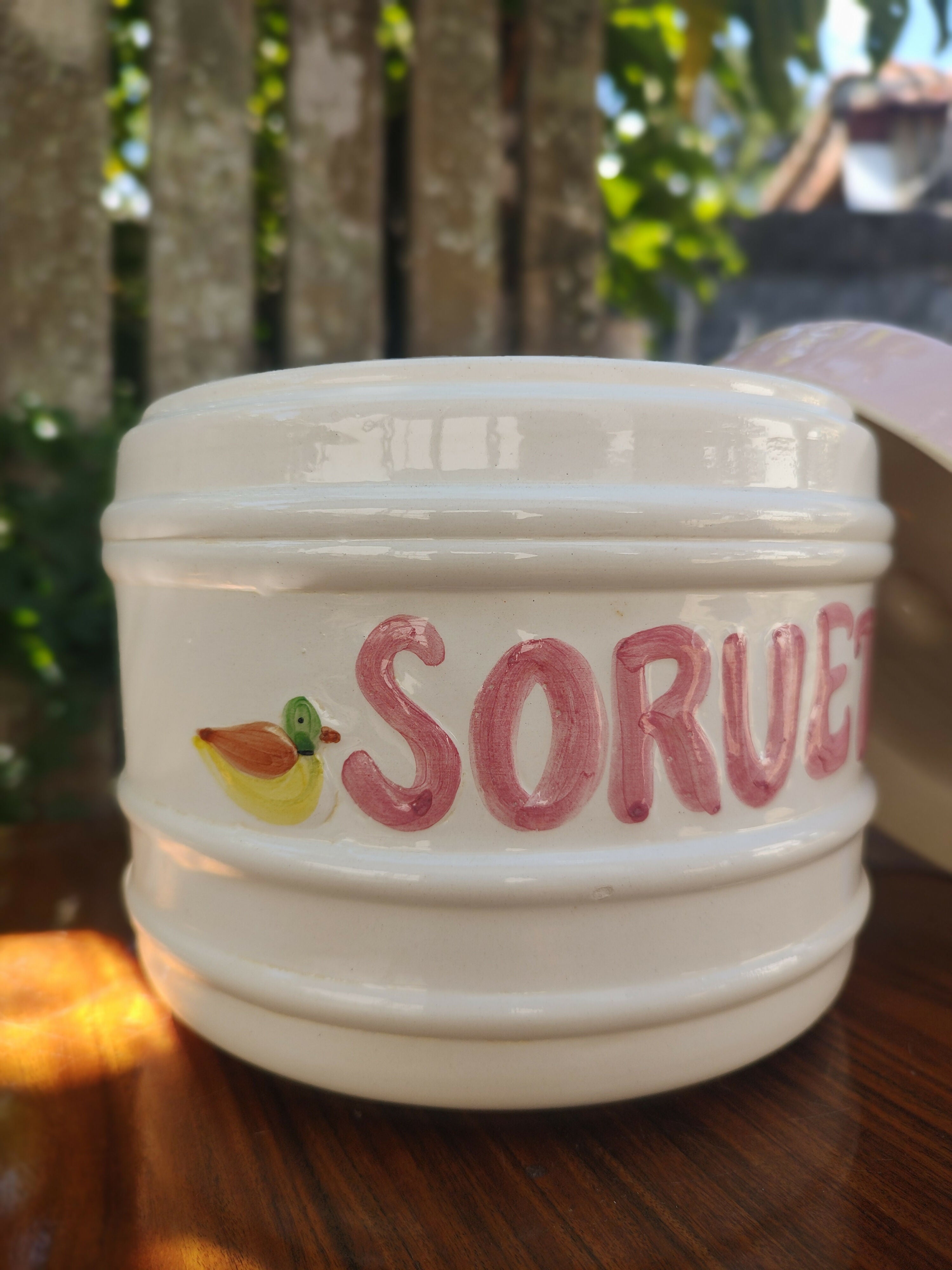 Antigo e Simpático Pote em Porcelana com escrito "Sorvete"