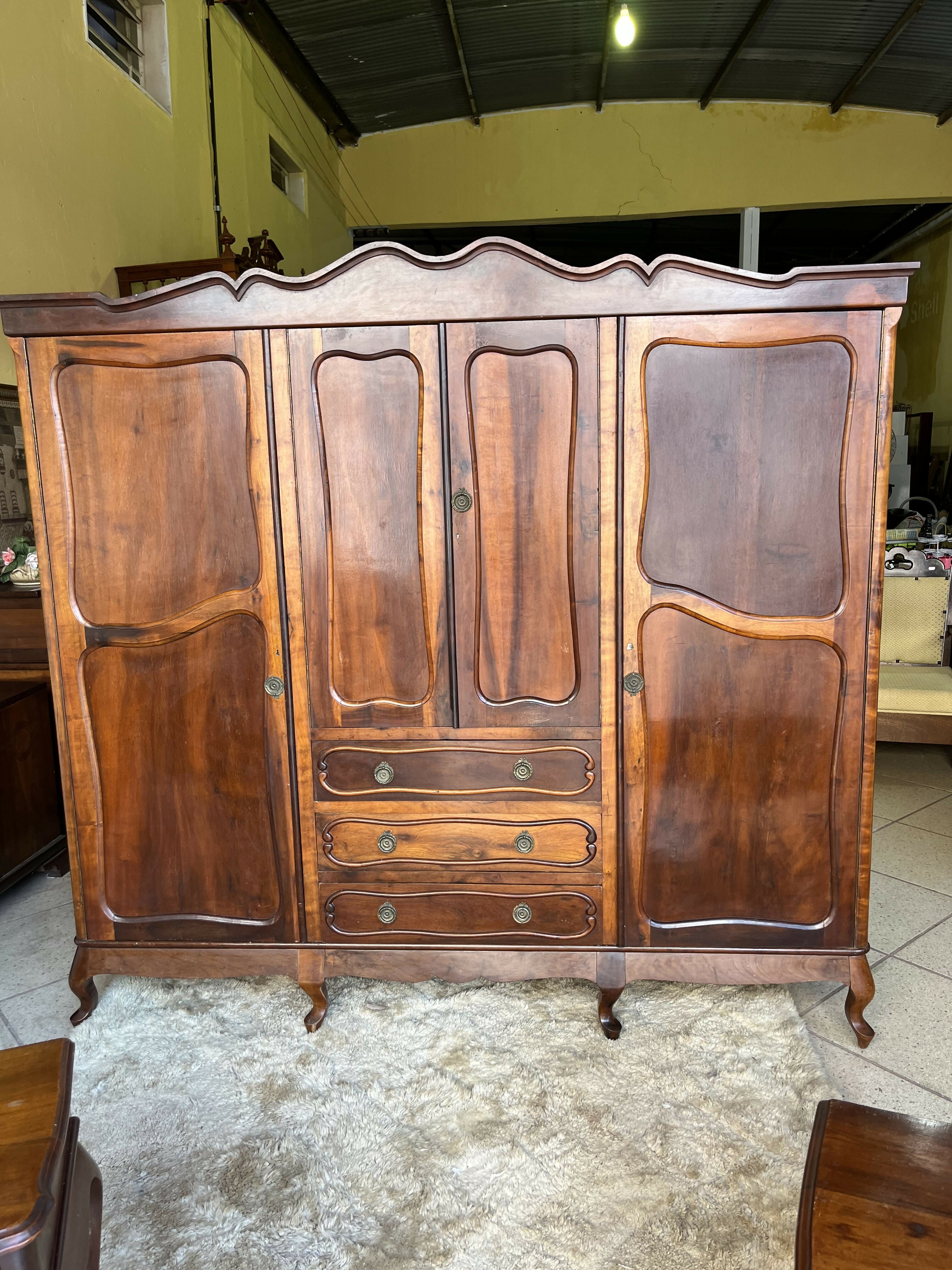 GUARDA ROUPA CHIPANDELLE ANTIGO