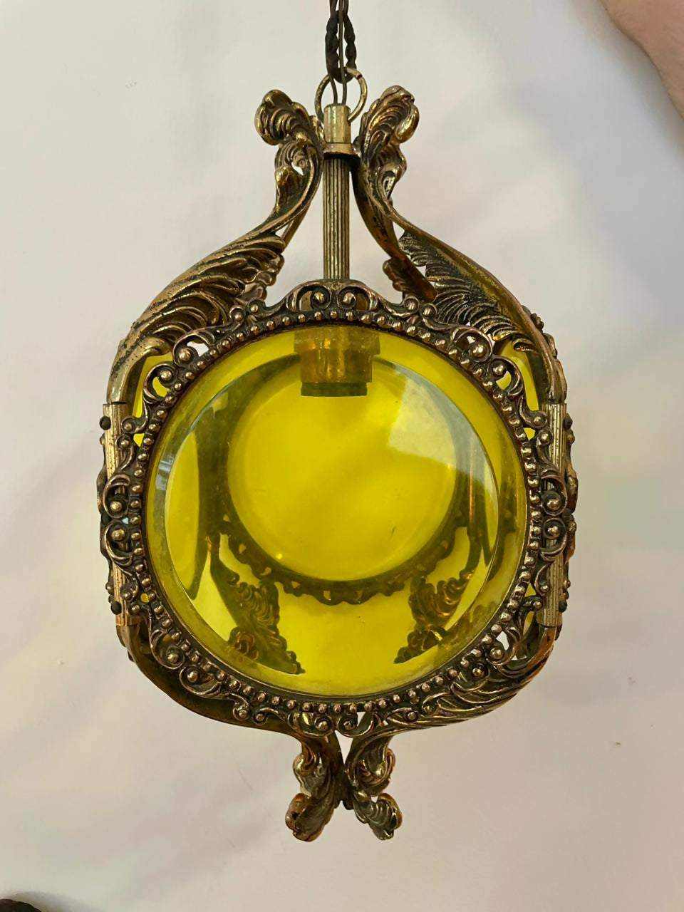 Lustre em bronze e vidro amarelo