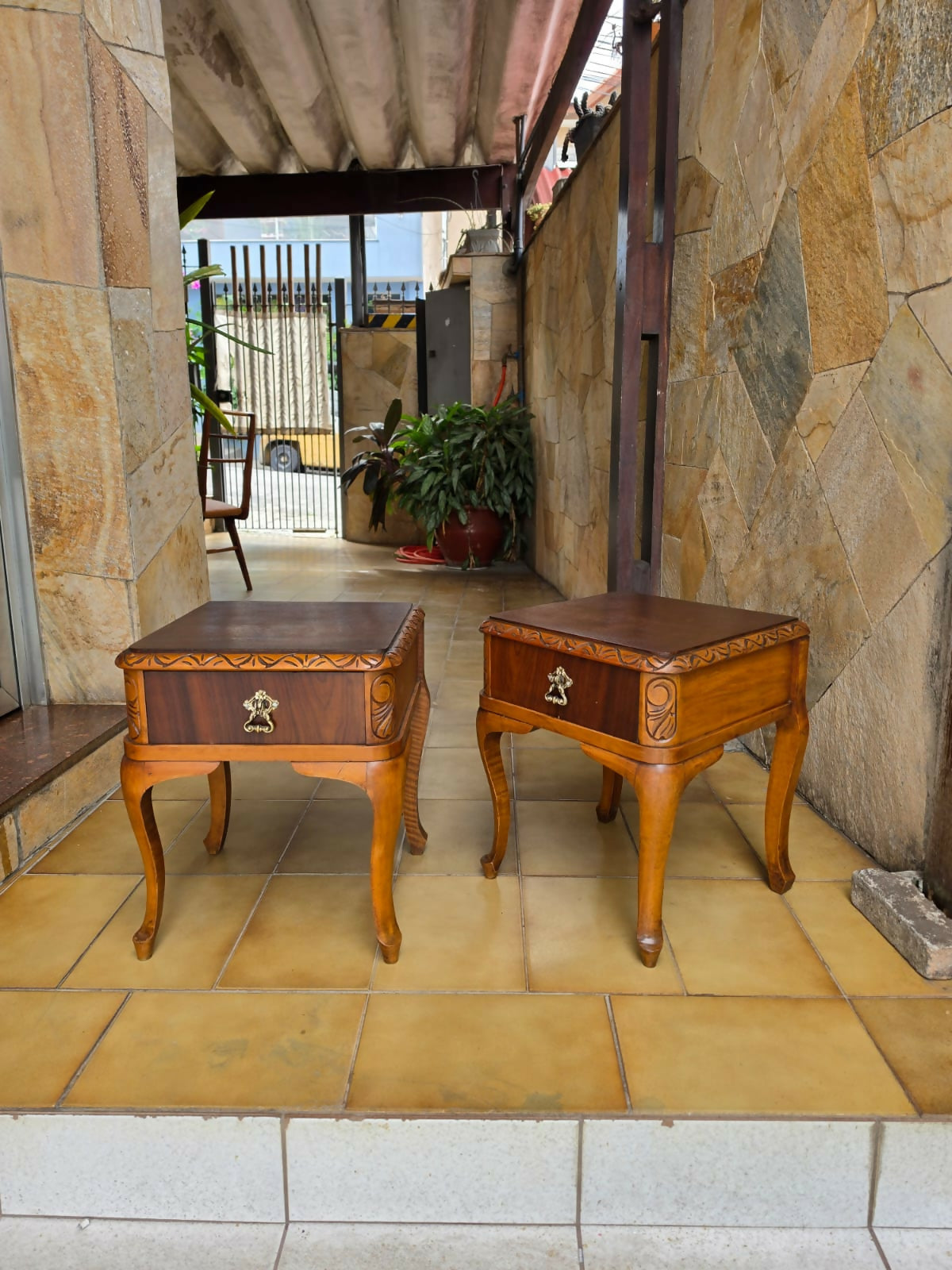 Par de mesa de cabeceira provençal, decada de 50 em imbuia