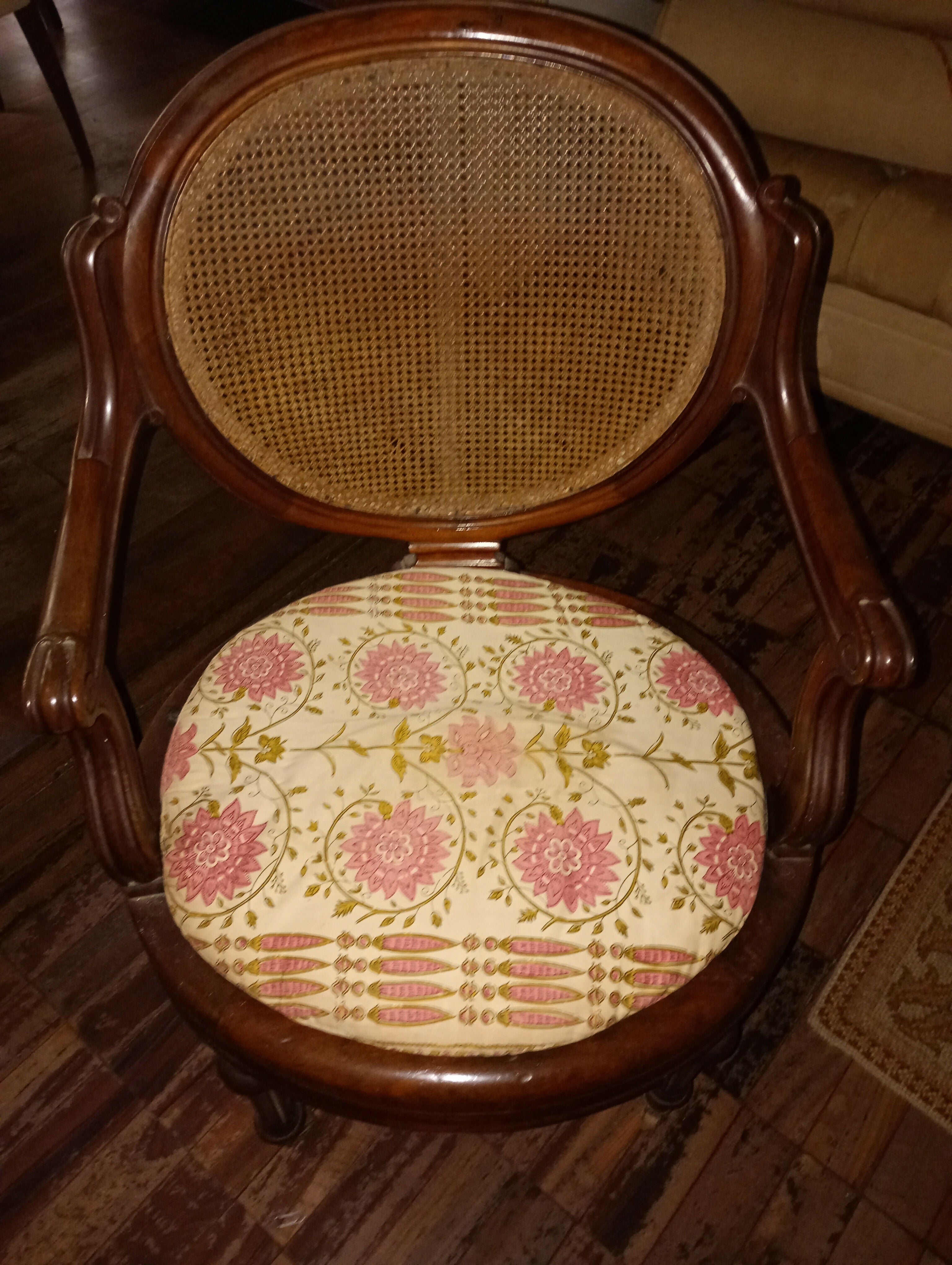 Linda cadeira estilo inglês em mogno com rodinha e palhinha em bom estado