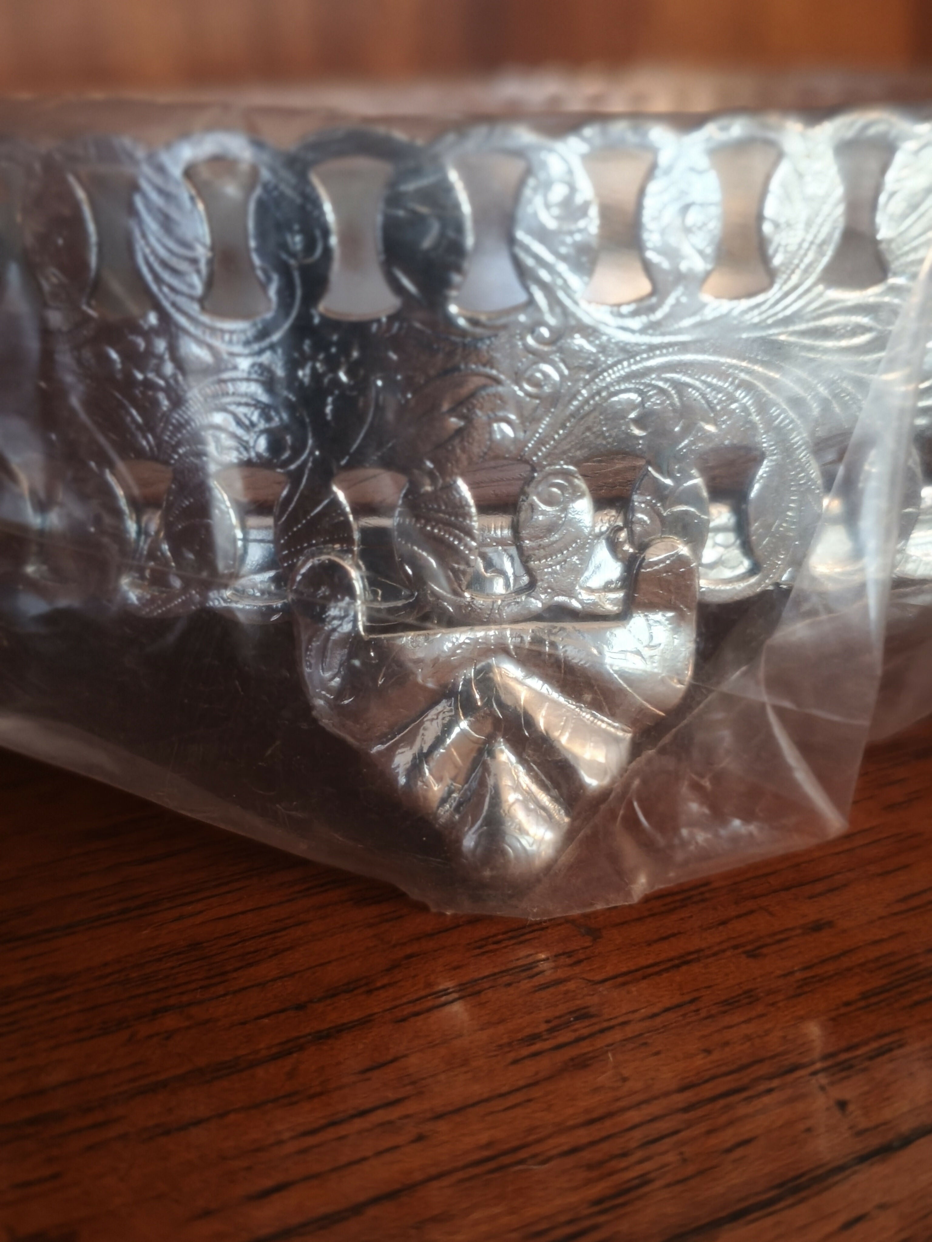 Bandeja marca Bijoux em metal