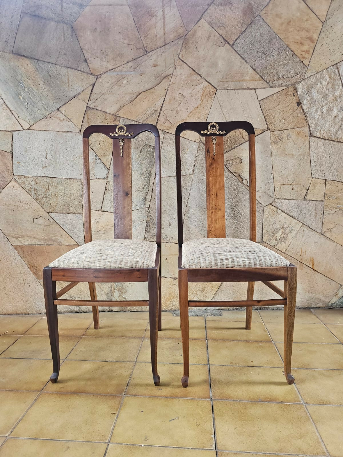 par de cadeira italiana, estrutura fina executada em madeira de lei, com aplique em bronze único.