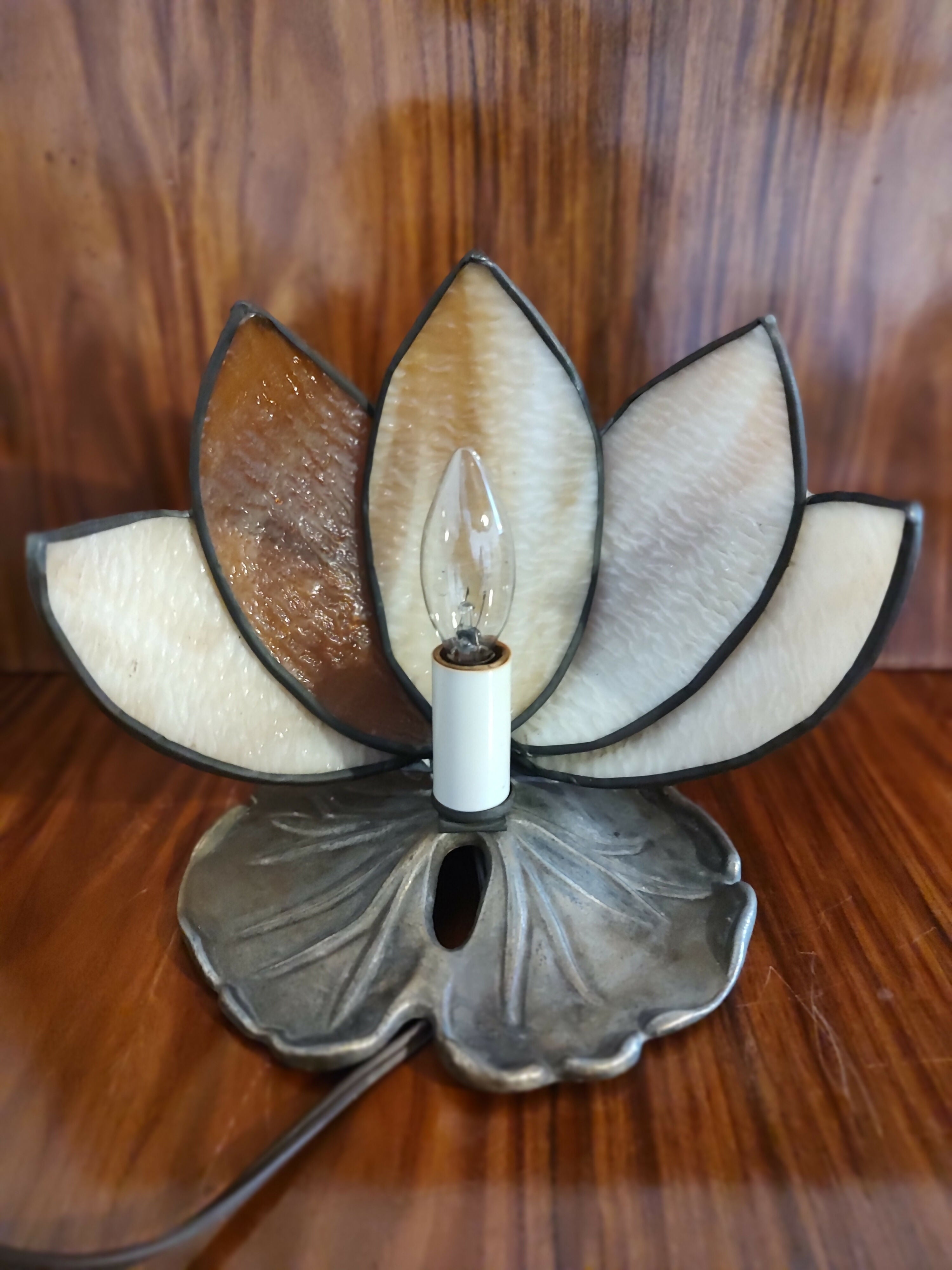 Antiga Luminária / Abajur "Vitória Régia" em metal e vidro texturizado