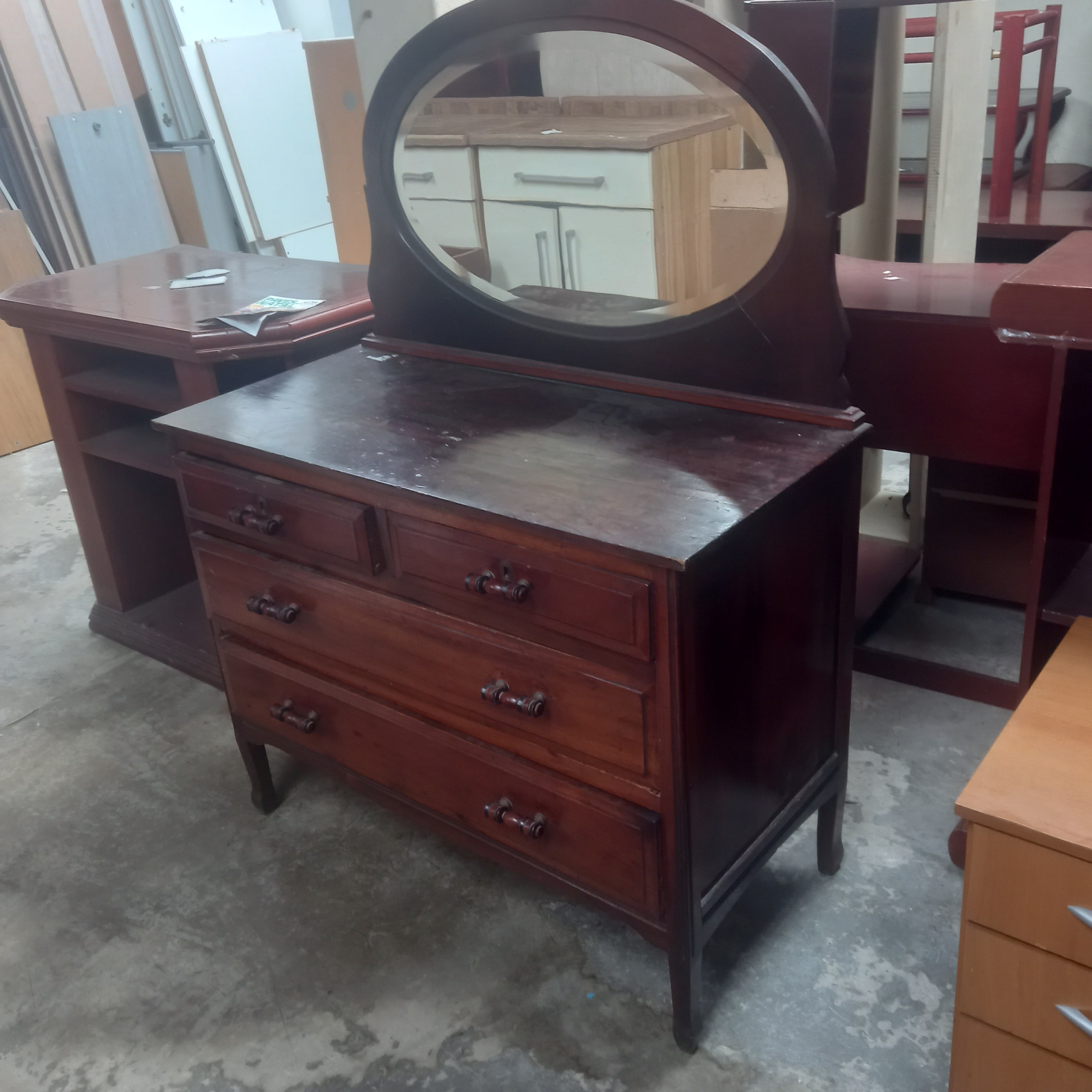 Cômoda / Penteadeira em madeira escura com espelho oval