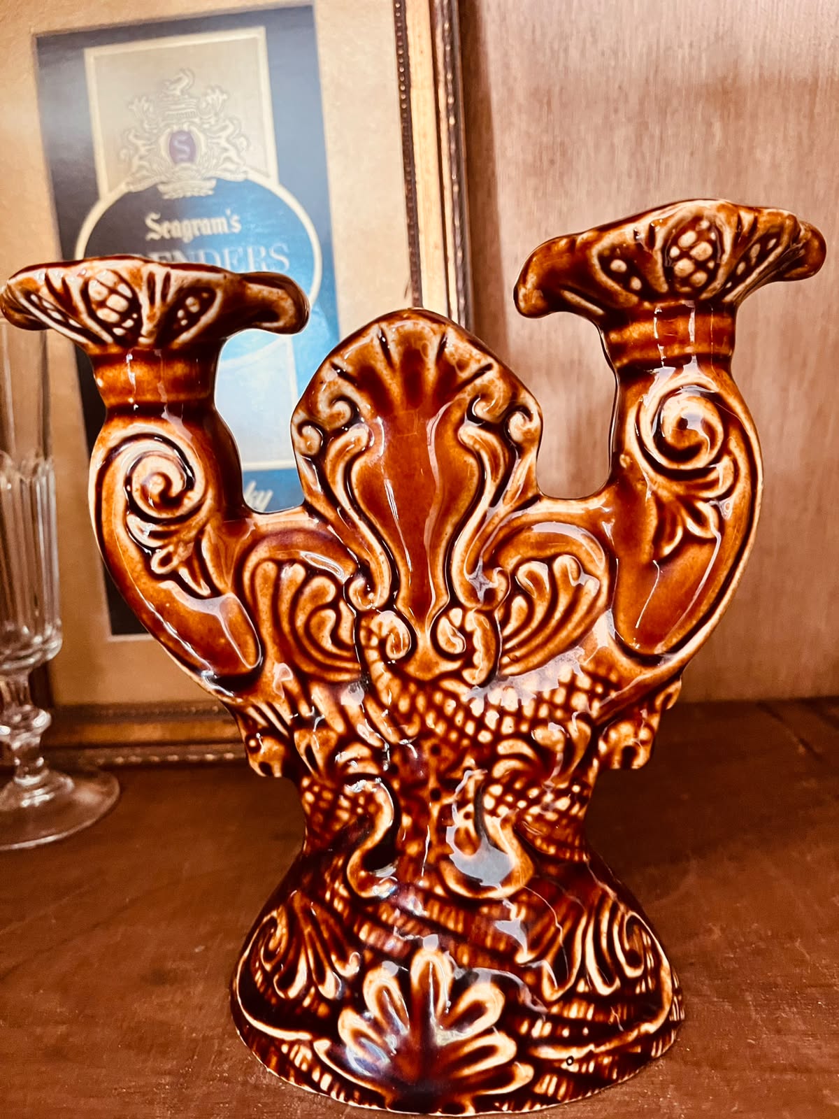 Candelabro vintage de cerâmica marrom com adornos em relevo 