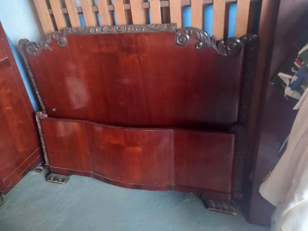 Jogo de quarto (cama + armário + par móveis de cabeceira)