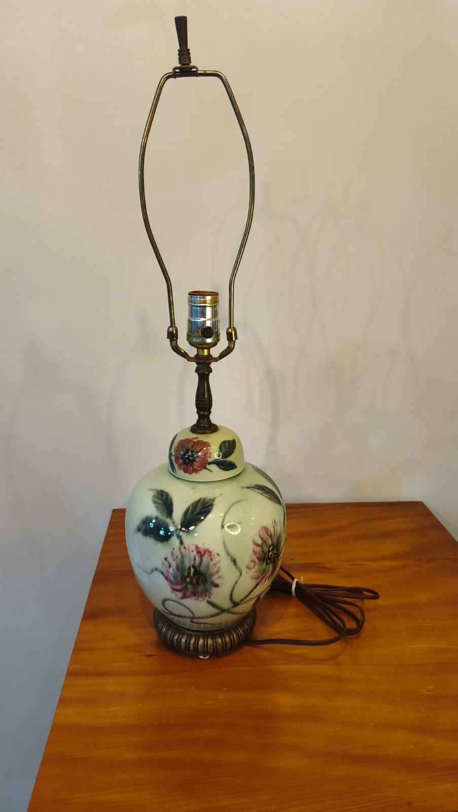 Abajur em cerâmica com decoração floral – 65 cm