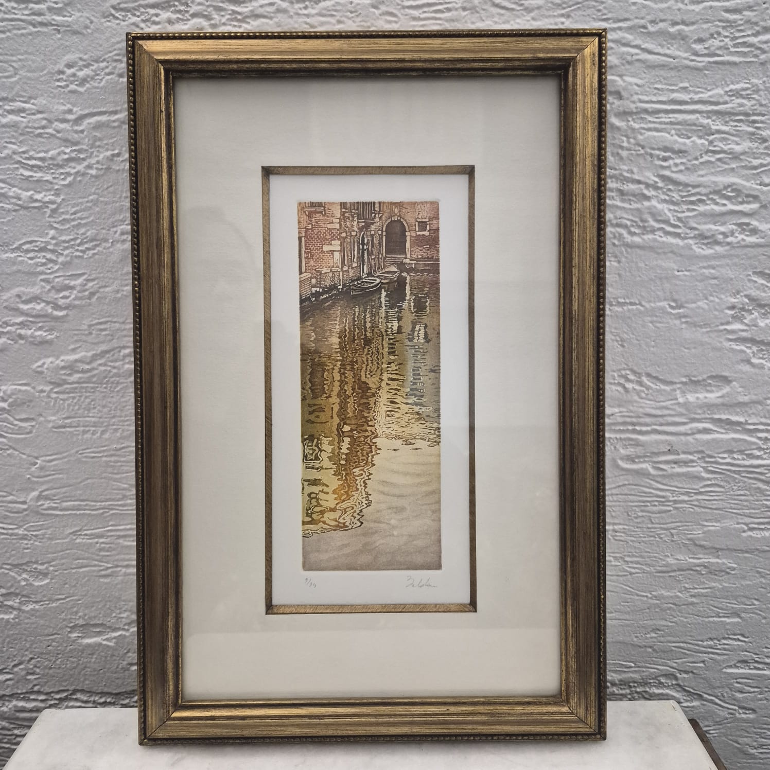 Quadro com gravura numerada e assinada com paisagem de Veneza. Moldura de madeira, paspatur e vidro. Perfeito estado