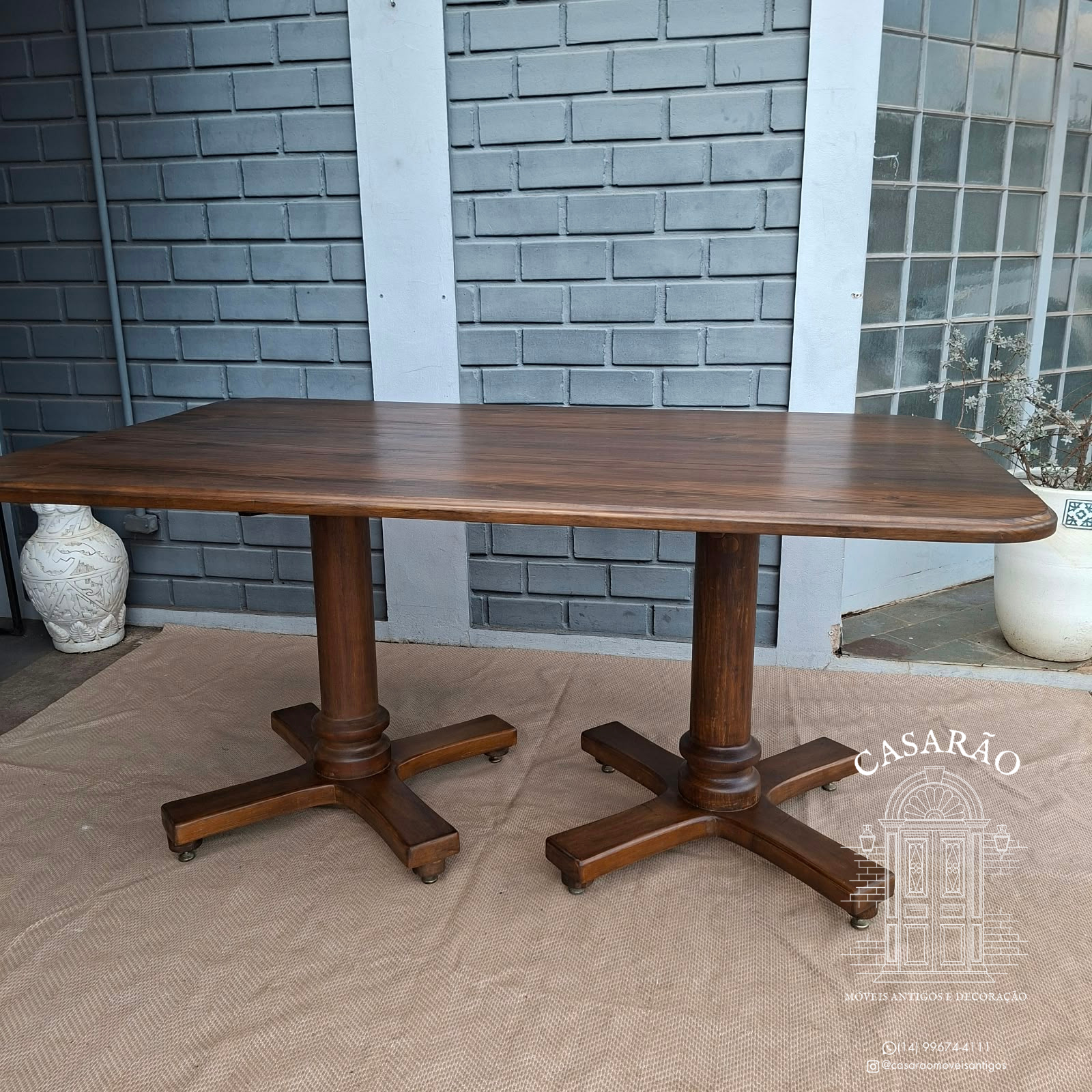 Mesa de Jantar Retangular em madeira escura com pés pedestal