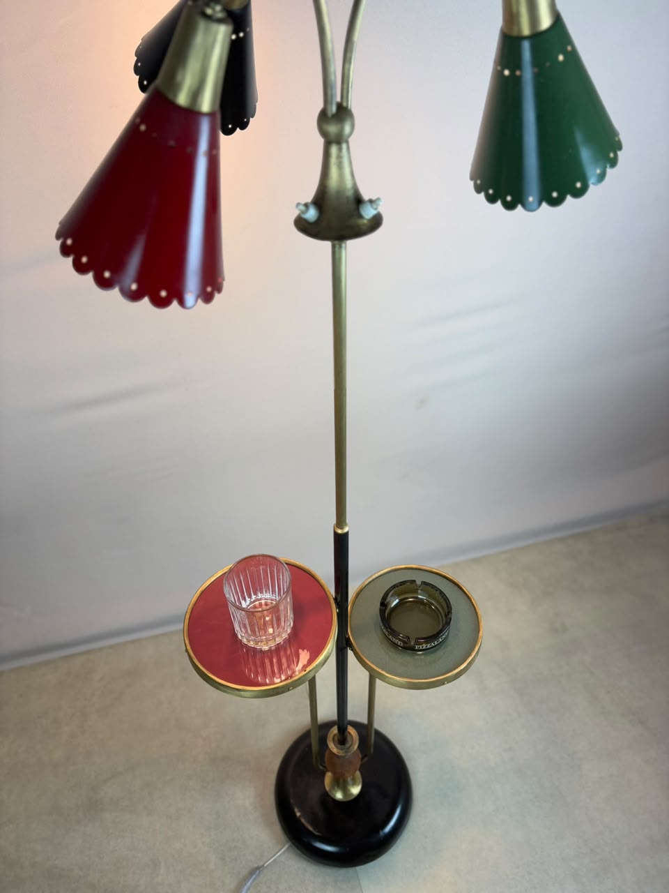 Luminária de piso 50’s com bandeja de apoio