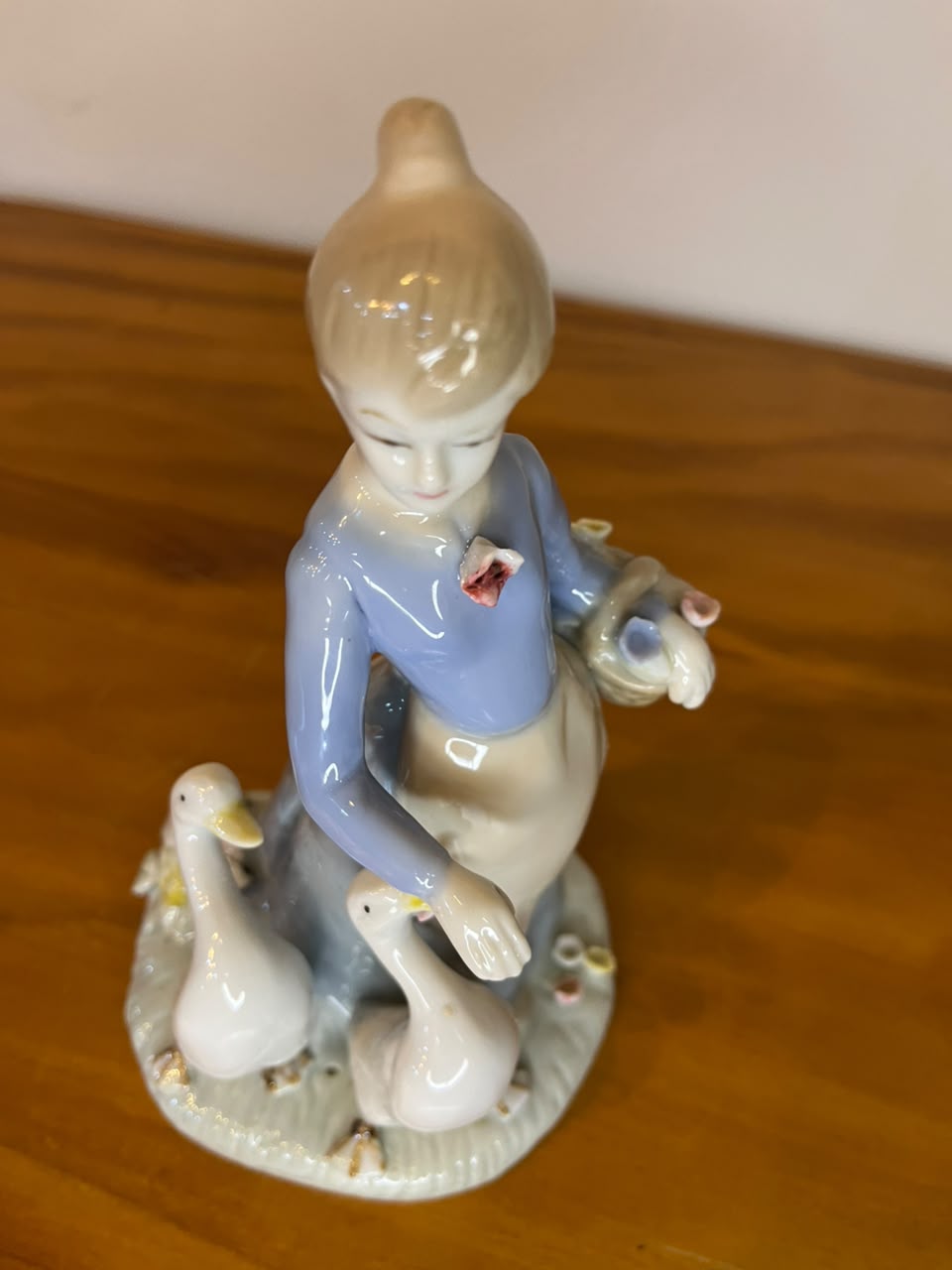 Escultura em Porcelana – Camponesa com Gansos – 20 cm
