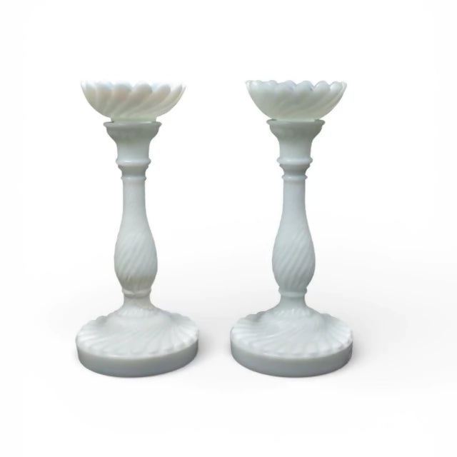 Par de castiçais de opalina branco leitoso com bobeche