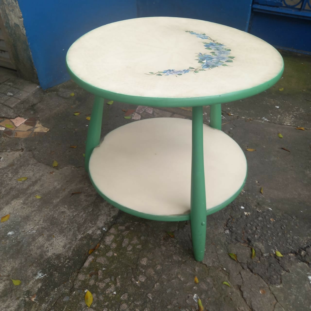 Mesa auxiliar redonda pintada em verde