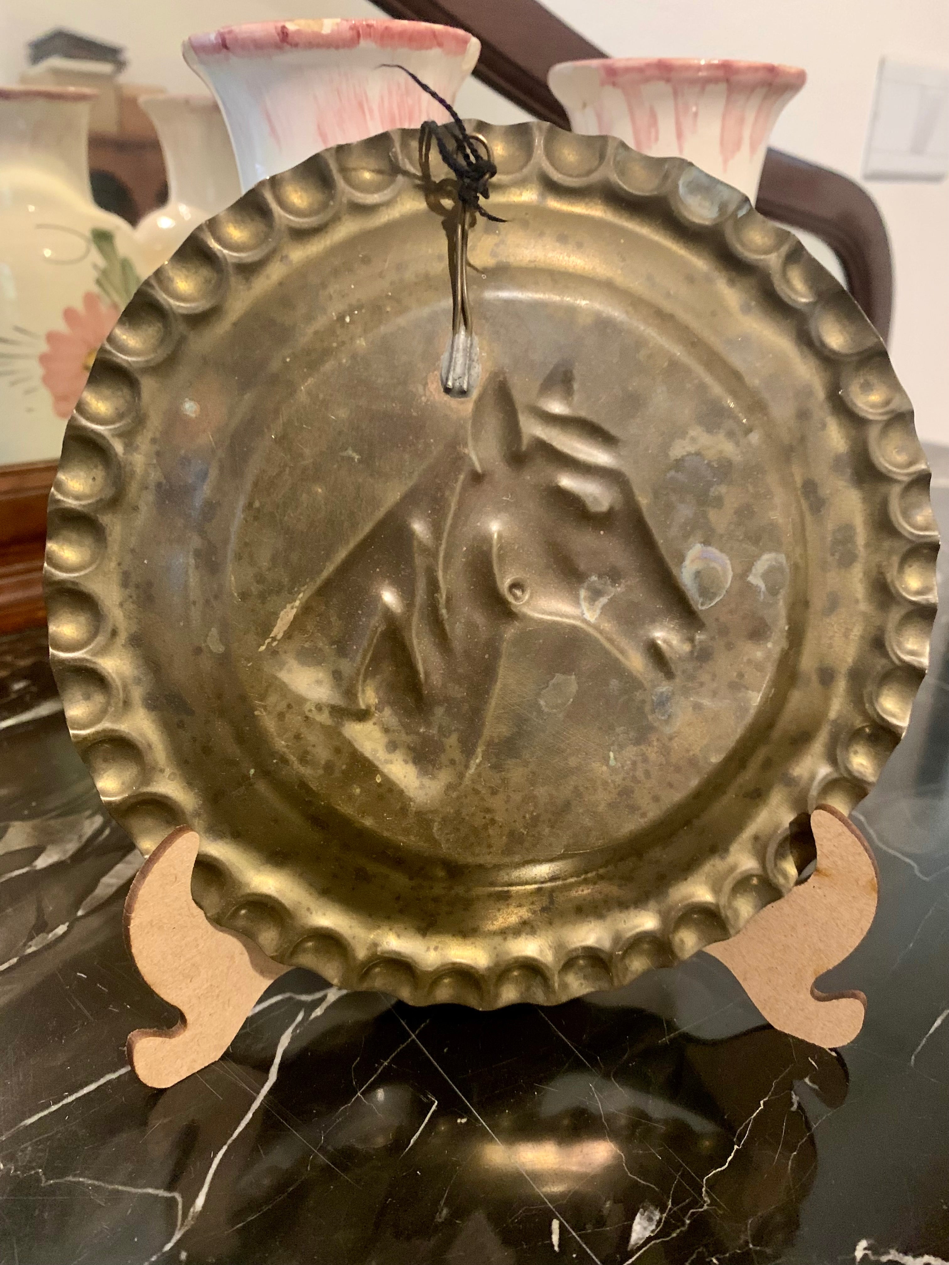 Bela placa ou prato decorativo com cabeça de cavalo