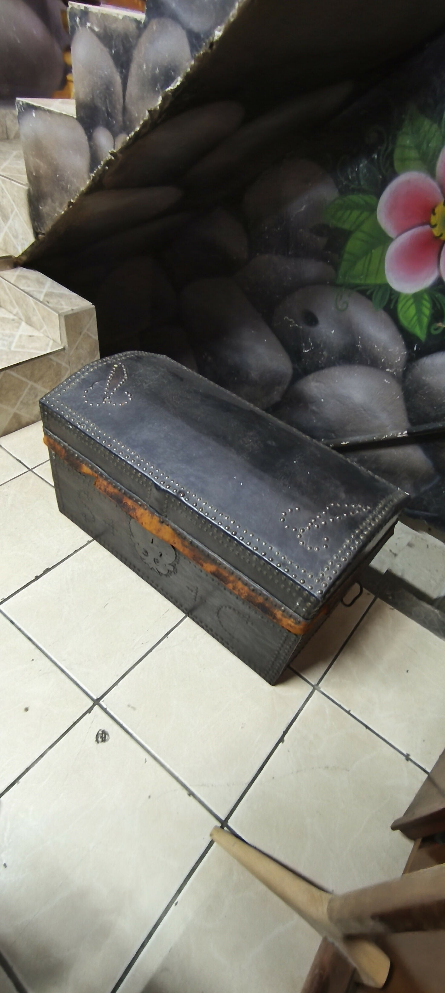 Baú antigo de couro