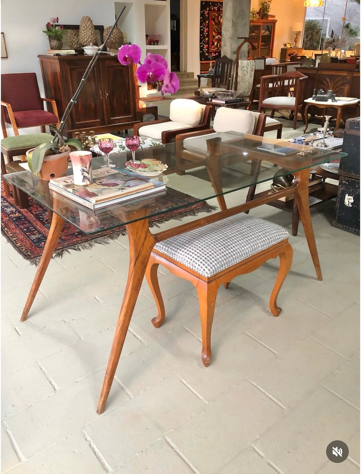 Mesa Giuseppe Scapinelli com pé palito e tampo em vidro 