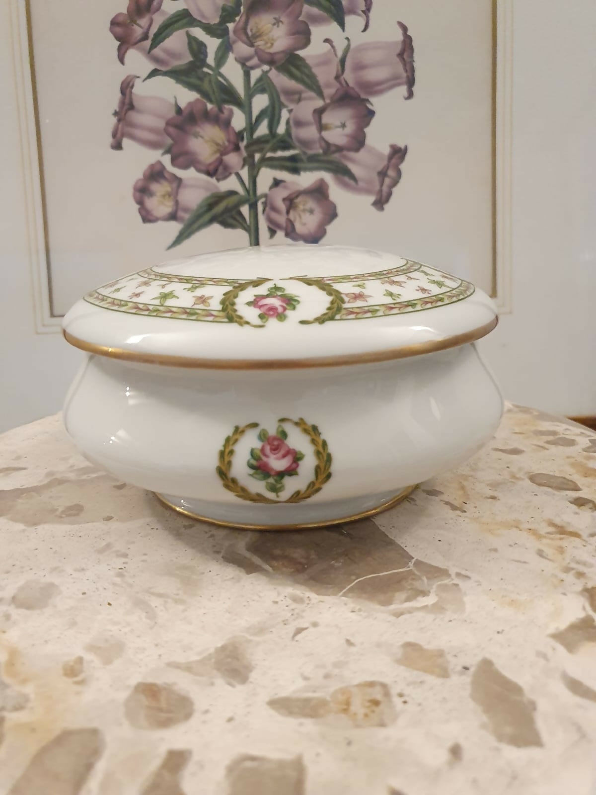 Impecável caixa redonda em porcelana, anos 50, francesa Limoges, inspirada nos designs Saint-Cloud.