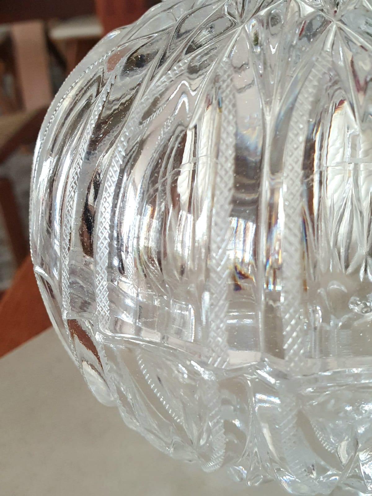 Maravilhosa bomboniére tripode em cristal de chumbo alemão. Lindíssima lapidação estilo Catedral. Impecável!
