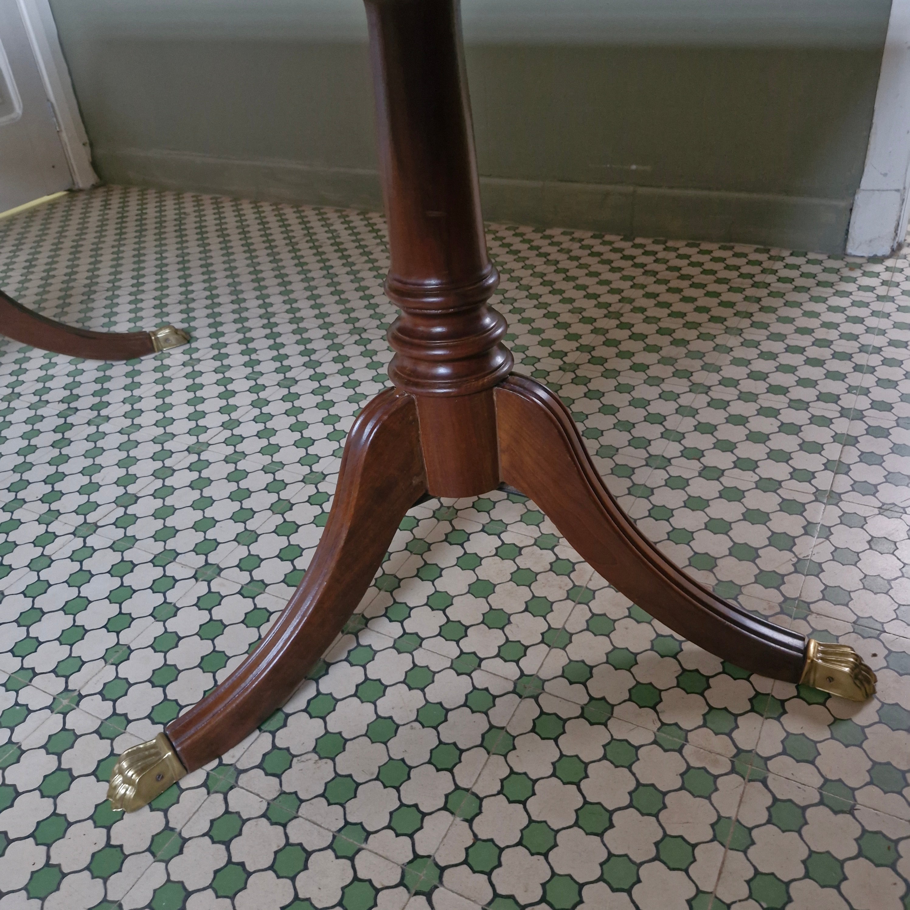 Mesa de jantar Retangular extensível estilo Inglês com pés de leão - restaurada 