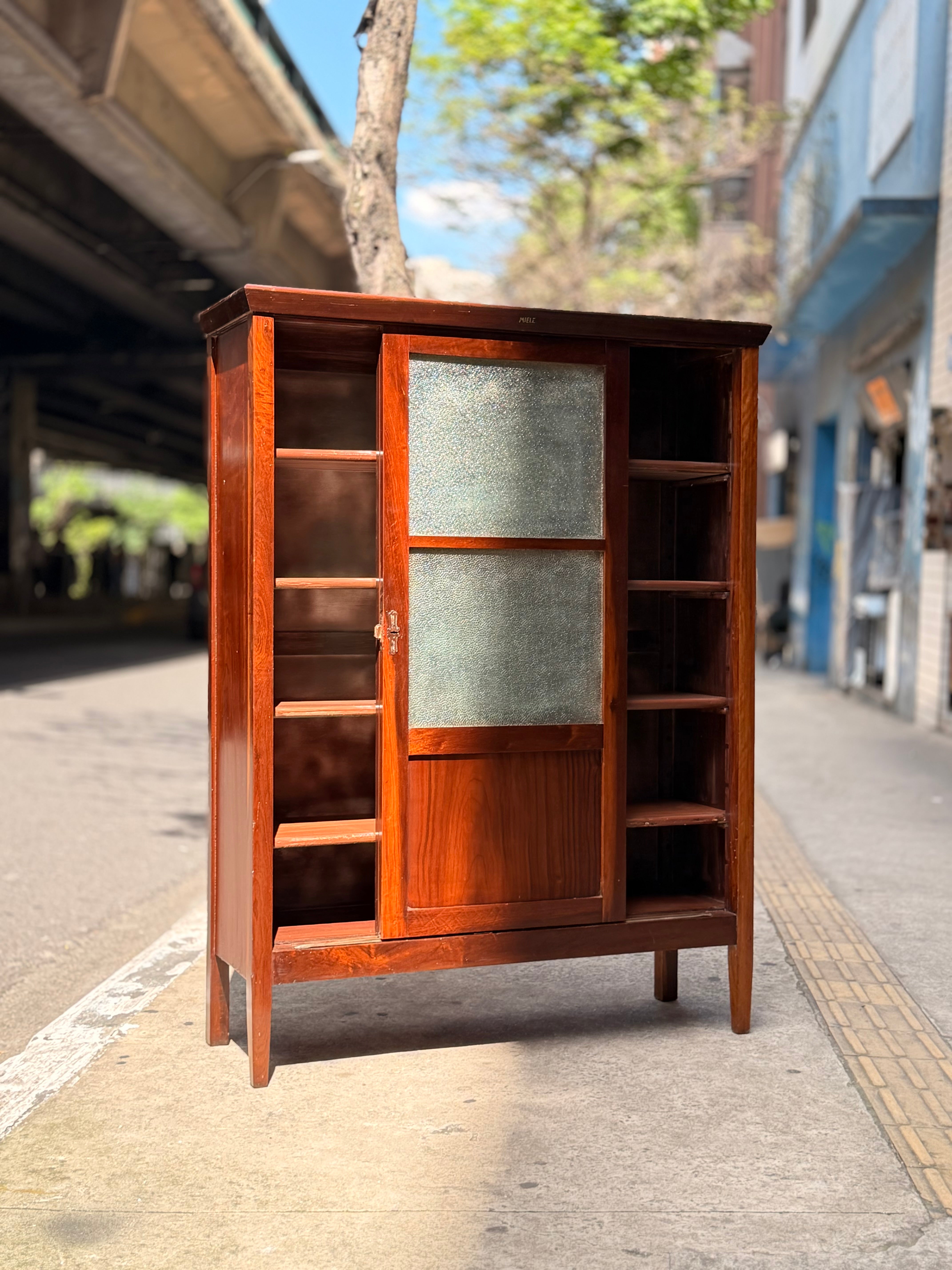 Armário Livreiro/Estante Miele com duas portas de correr