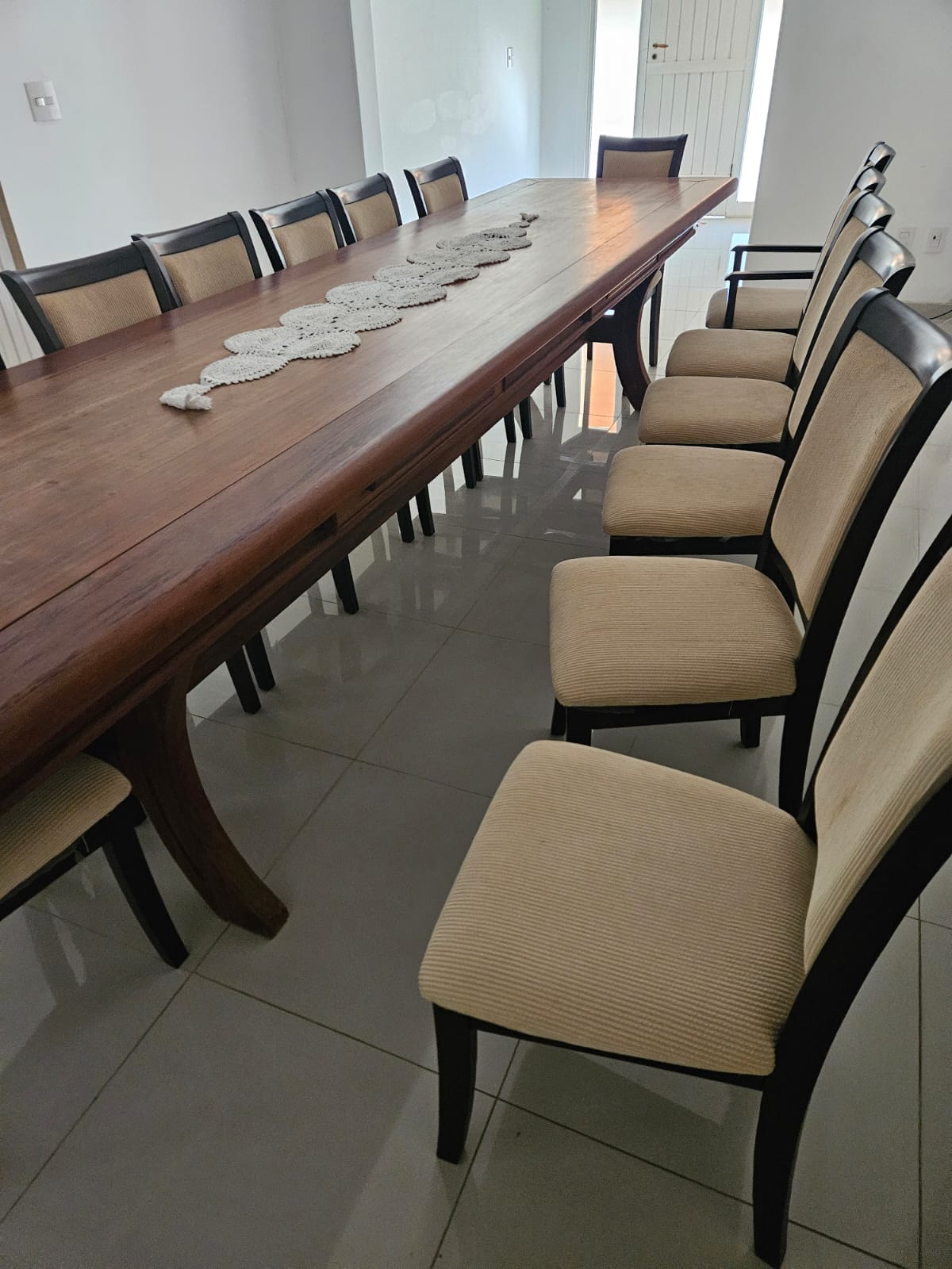 GRANDE MESA DE MADEIRA IMPONENTE E ELEGANTE COM CADEIRAS - 14 LUGARES COMPLETA