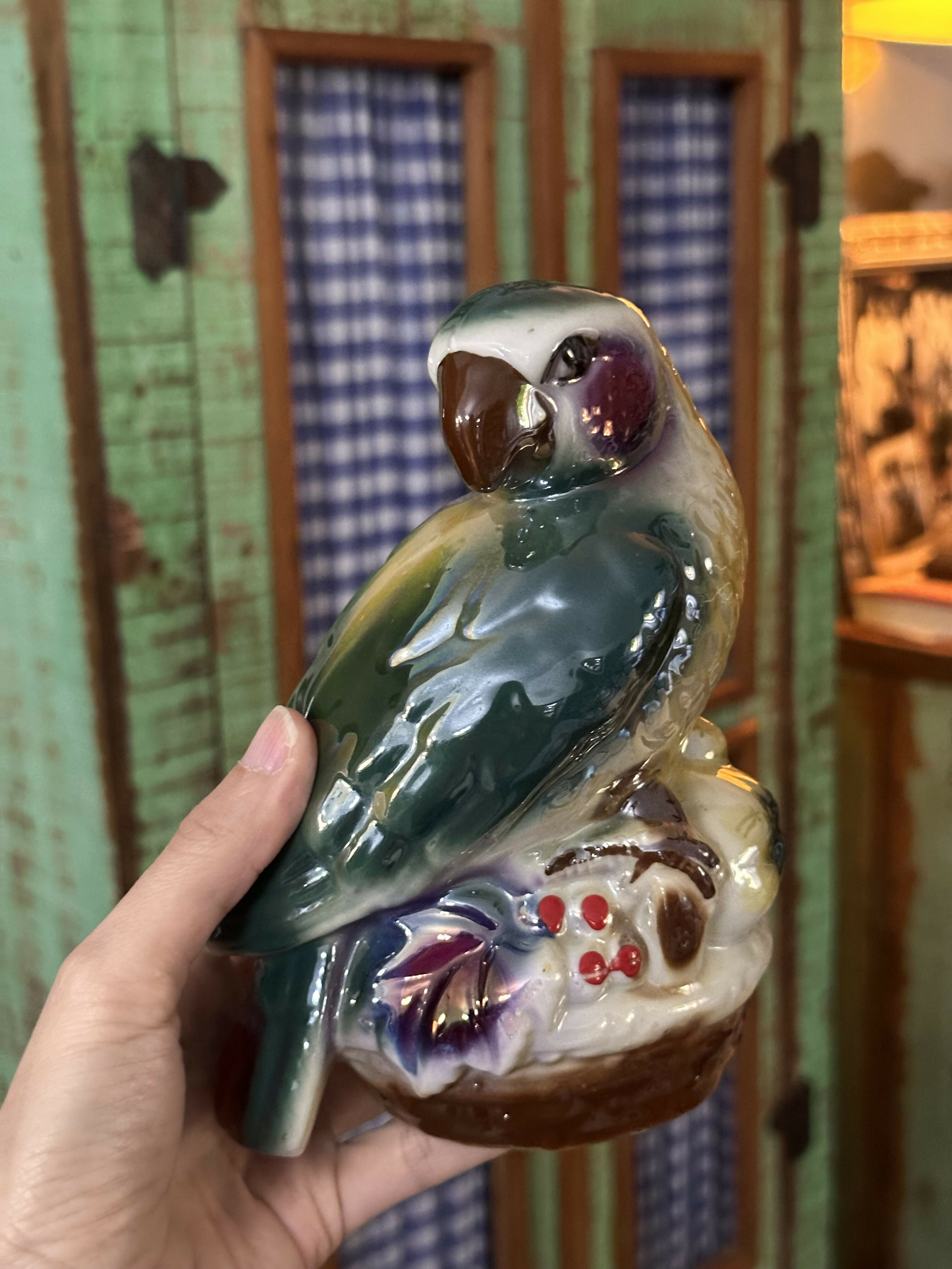Estatueta antiga de porcelana vitrificada de papagaio