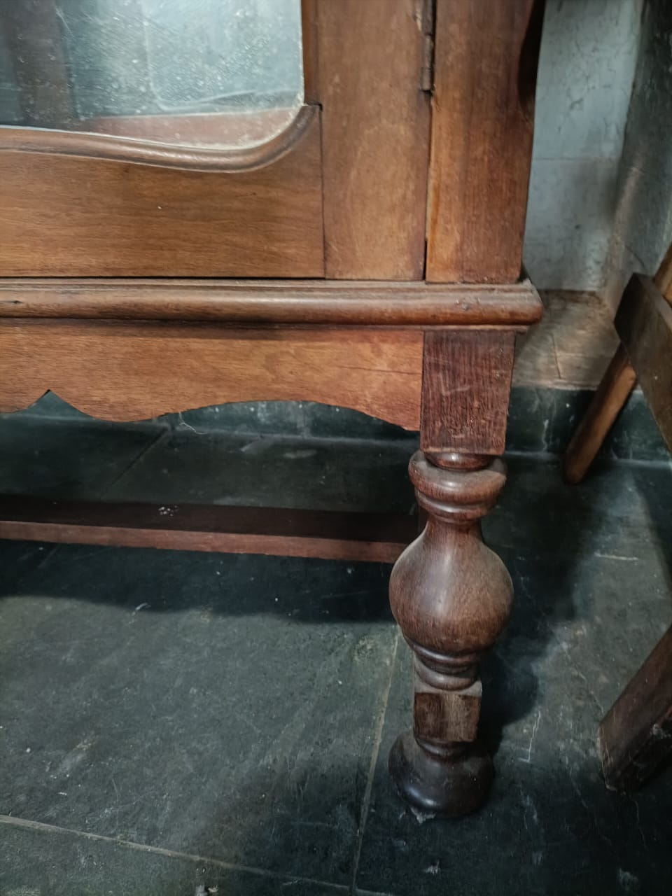 Cristaleira Antiga Clássica em Madeira Maciça – Elegância e História
