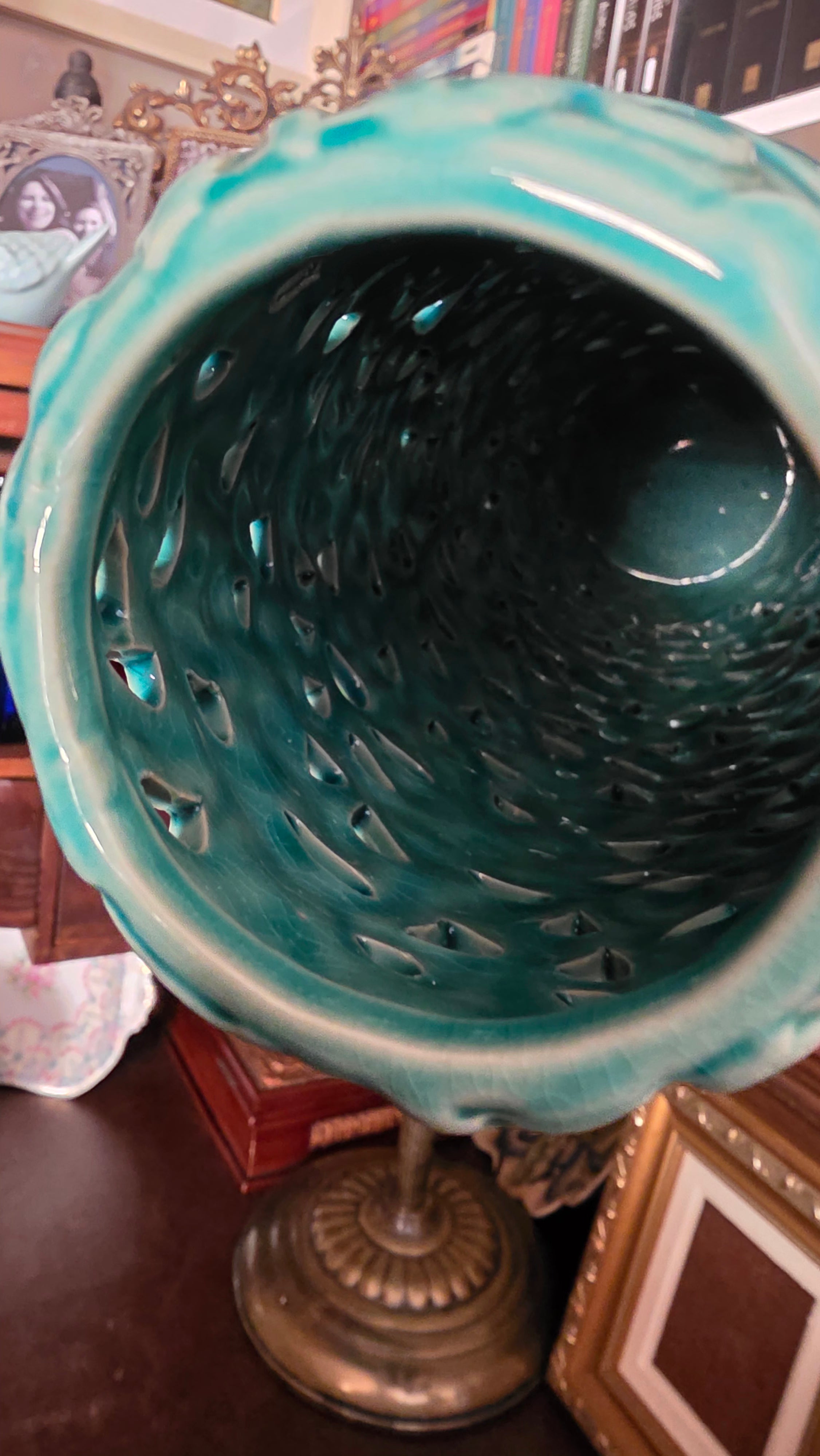 Vaso em cerâmica fenestrada cor turquesa 