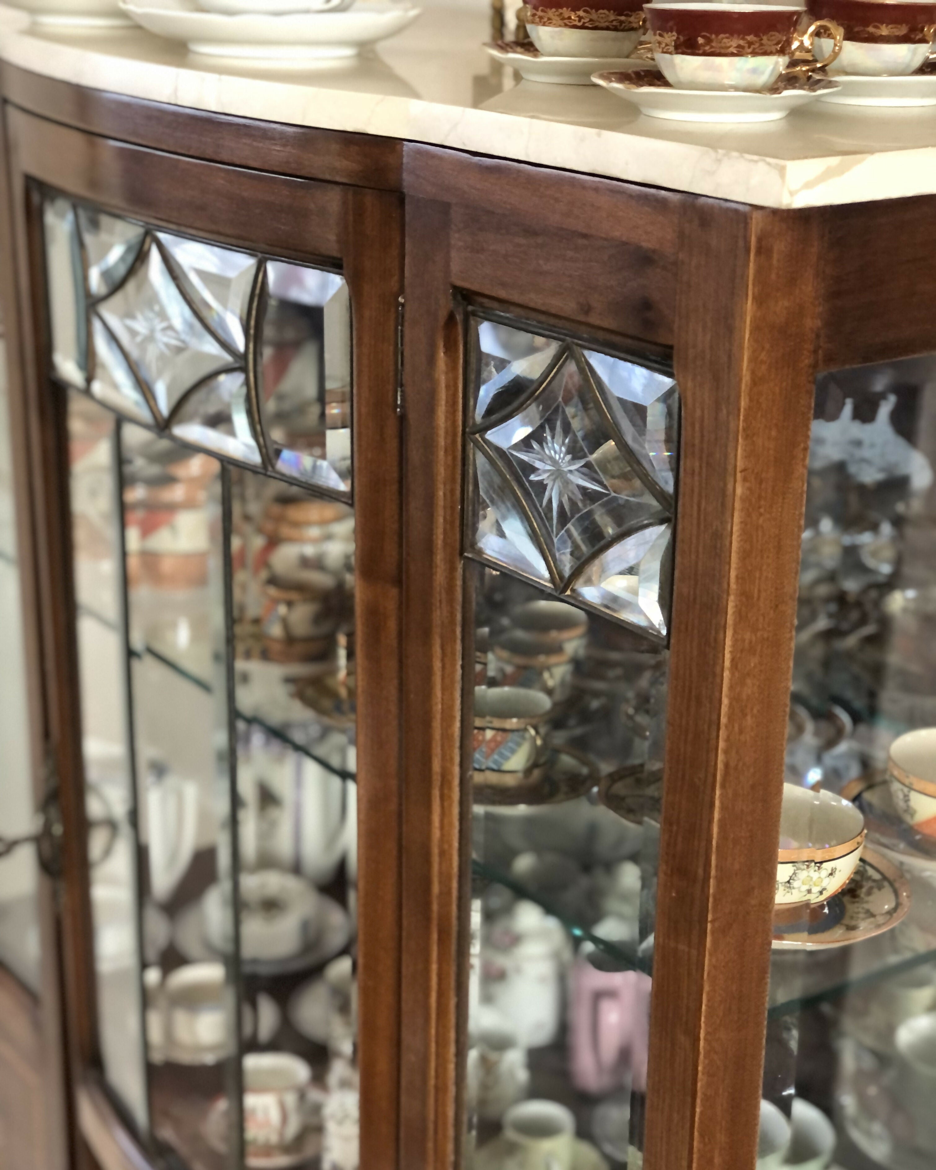 Cristaleira Art Deco com Marchetaria