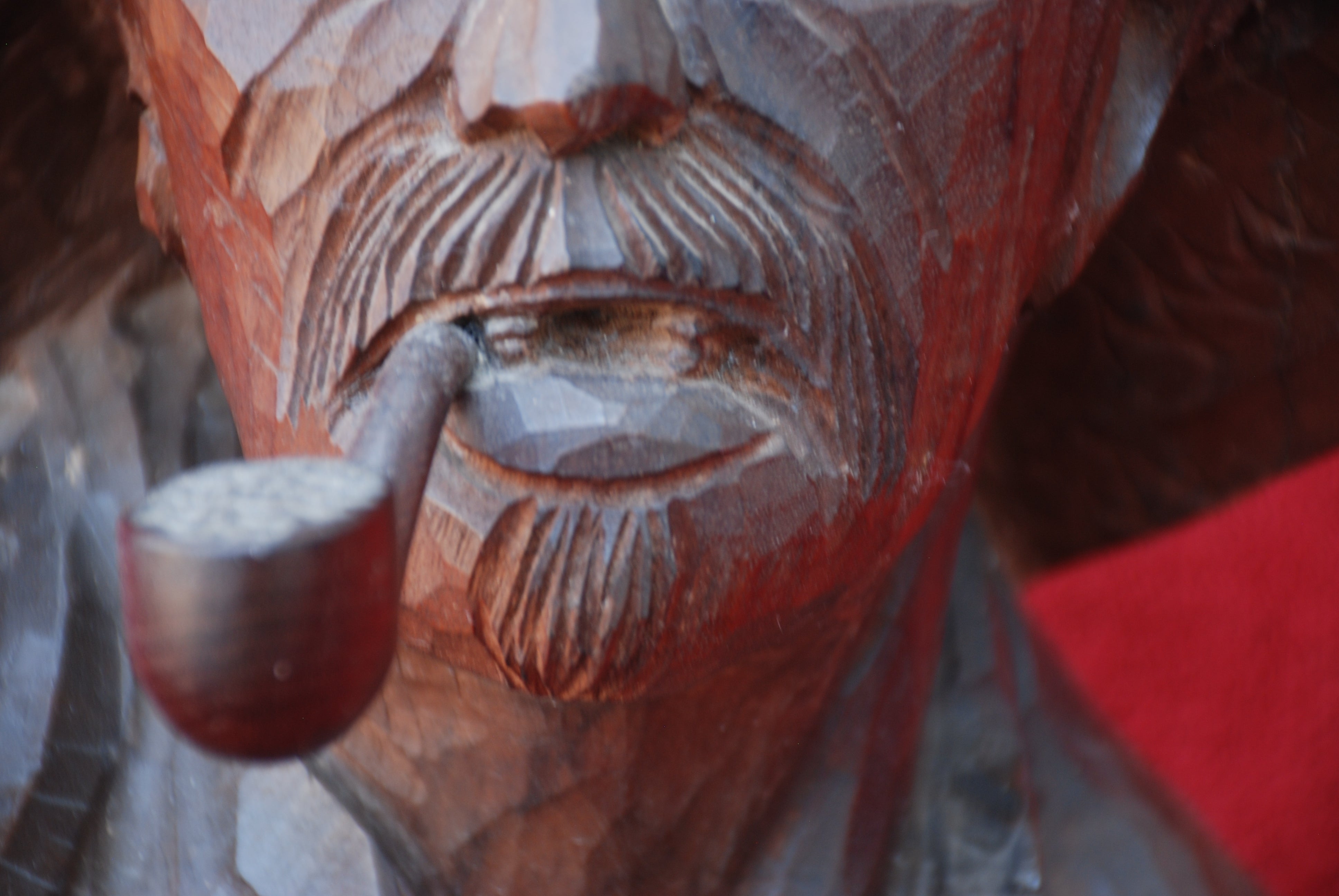 Busto de homem com cachimbo entalhado em madeira nobre . anos 60