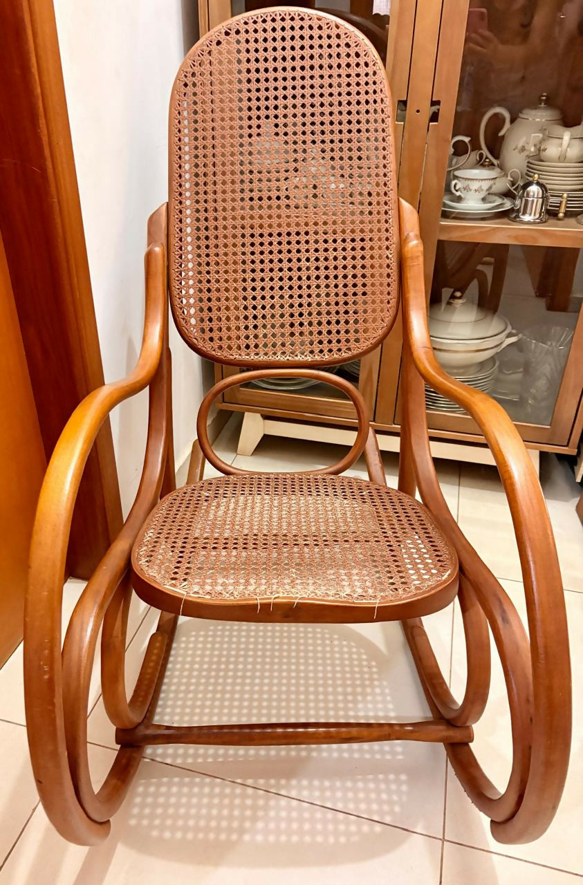 Cadeira de balanço estilo Thonet
