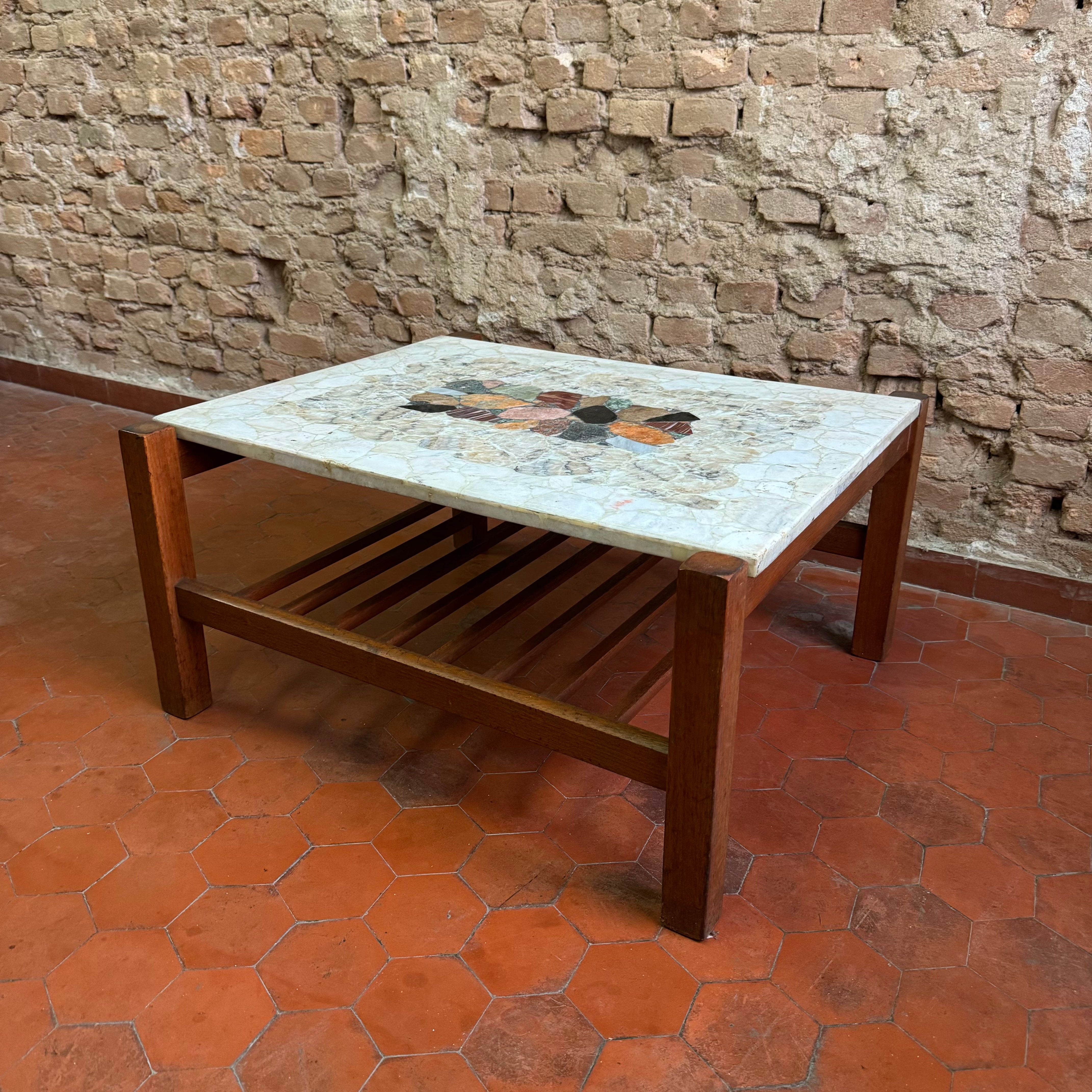 Mesa de centro em madeira com prateleira ripada e tampo em pedras variadas - anos 60