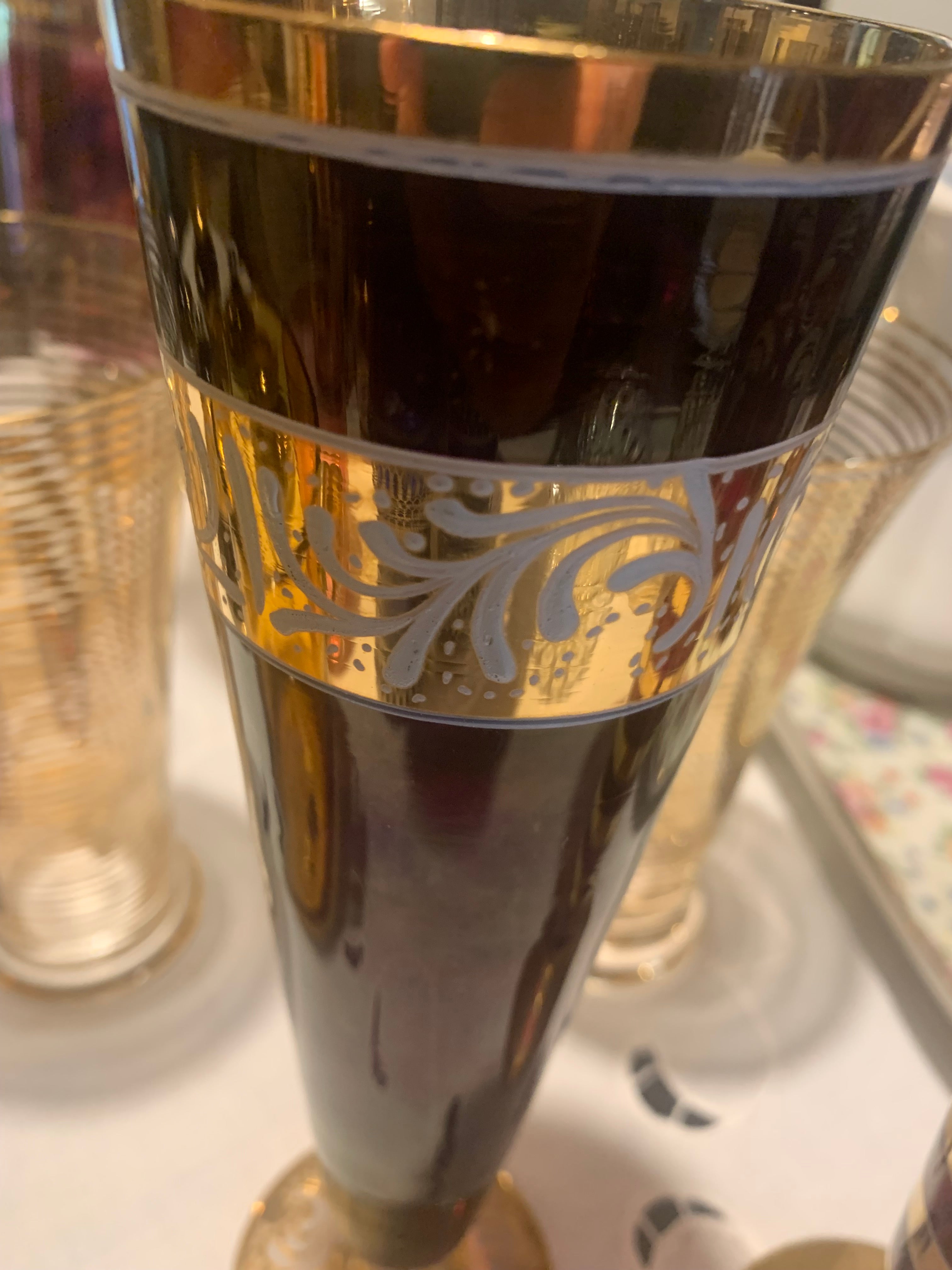 Taças antigas cor de vinho com detalhes dourados