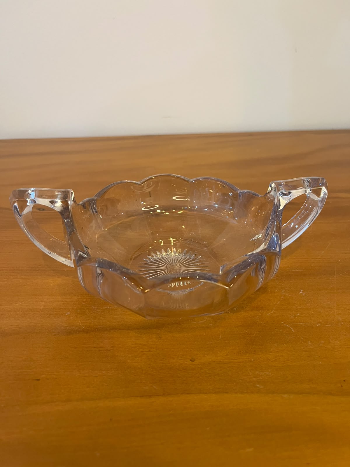 Bomboniere em vidro transparente com alças e fundo estrelado