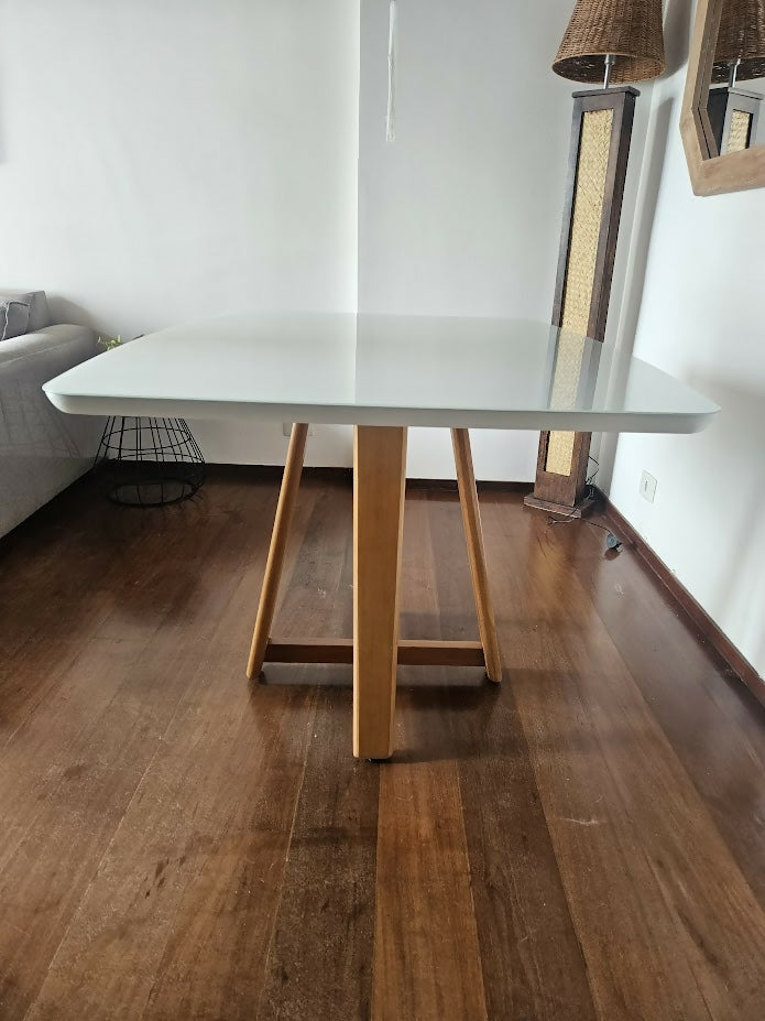 Mesa de jantar off white com madeira maciça
