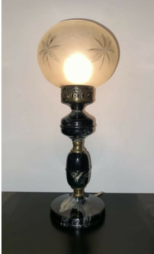 Luminária vintage com cúpula de vidro ornamentado