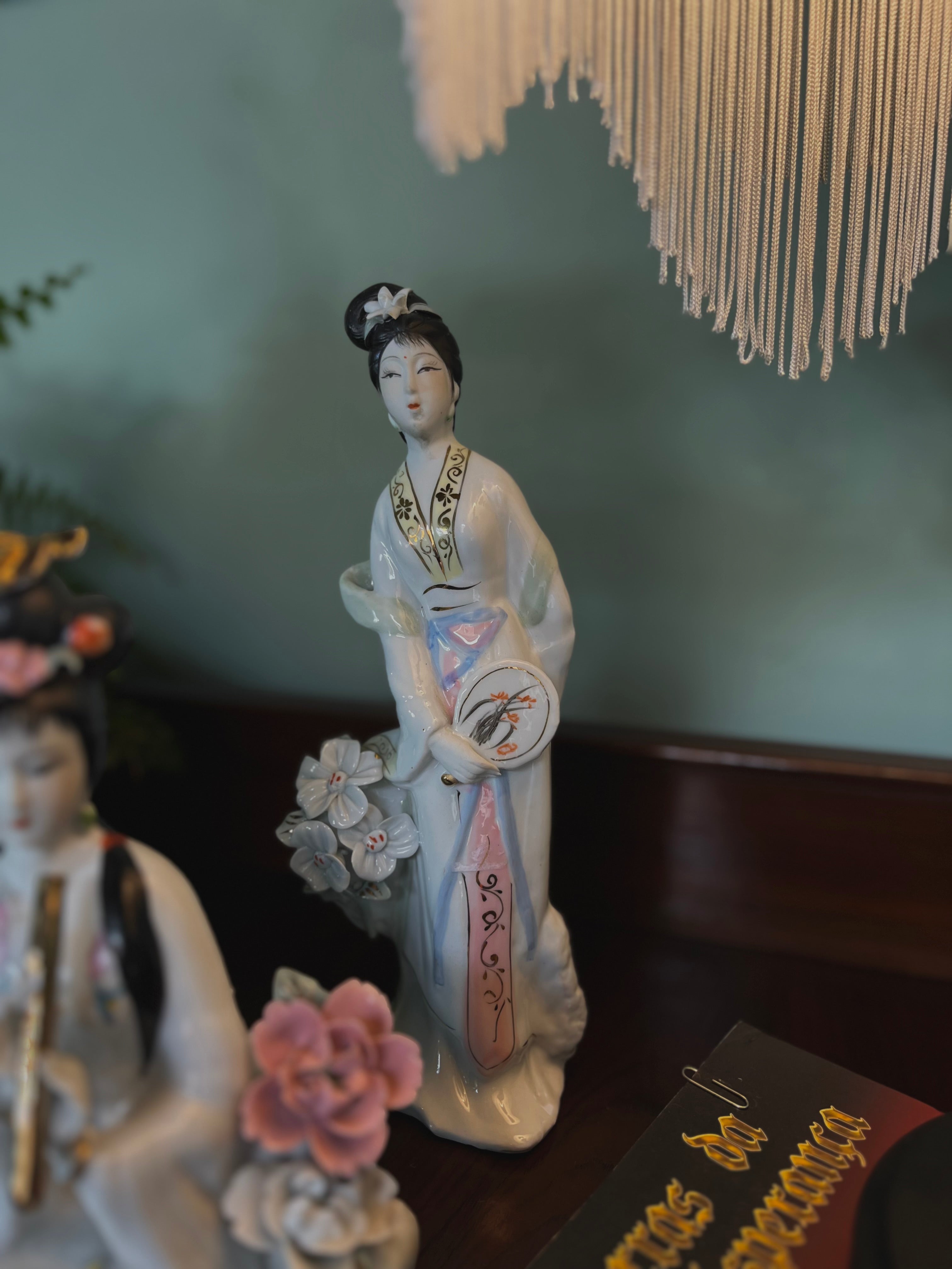 Escultura Gueixa em porcelana decorada