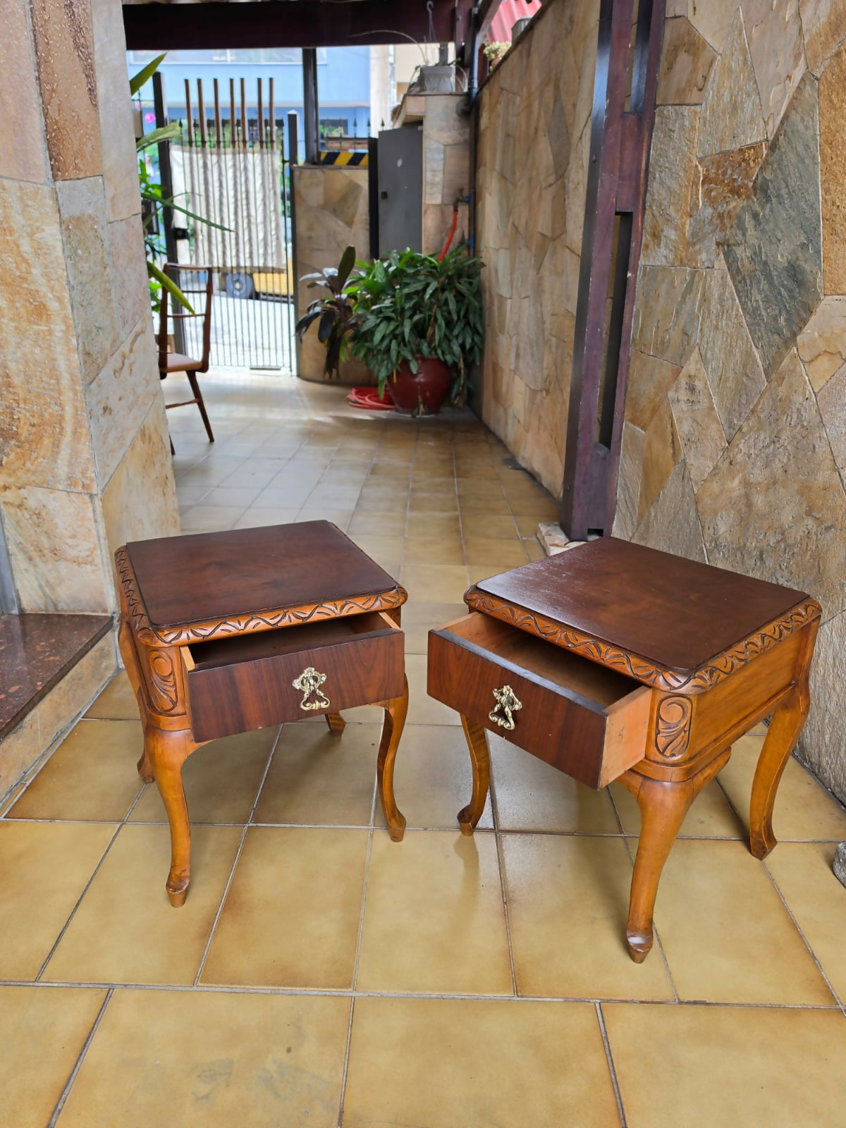Par de mesa de cabeceira provençal, decada de 50 em imbuia