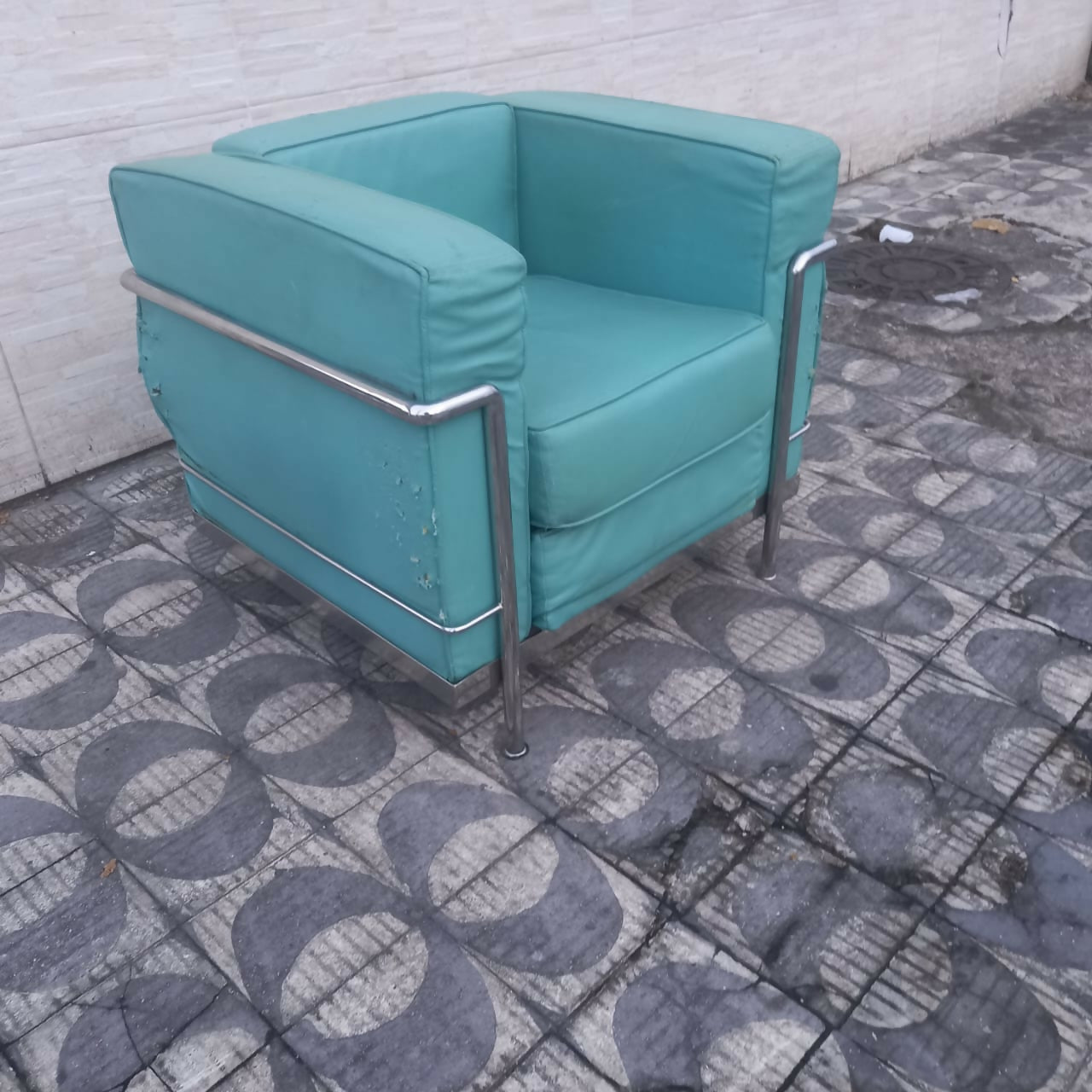 Poltrona com estrutura metálica com estofado verde água