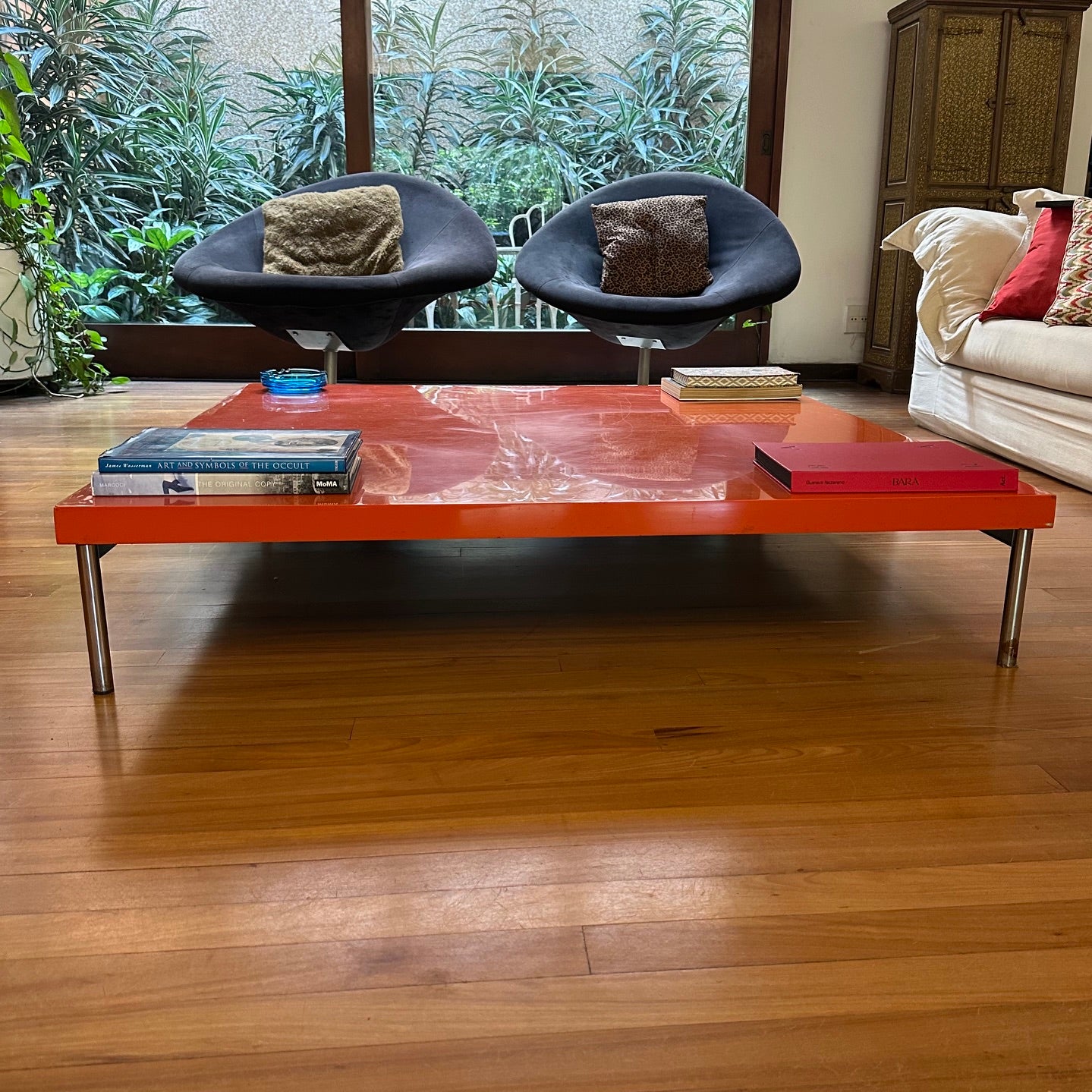 Mesa de Centro Quadrada italiana, início anos 80s, em laca vermelha e base com os  pés cromados