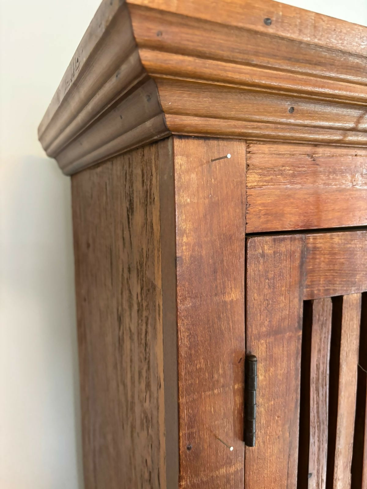 Queijeira centenária / Armário com prateleiras robustas e ajustáveis, em madeira maciça.