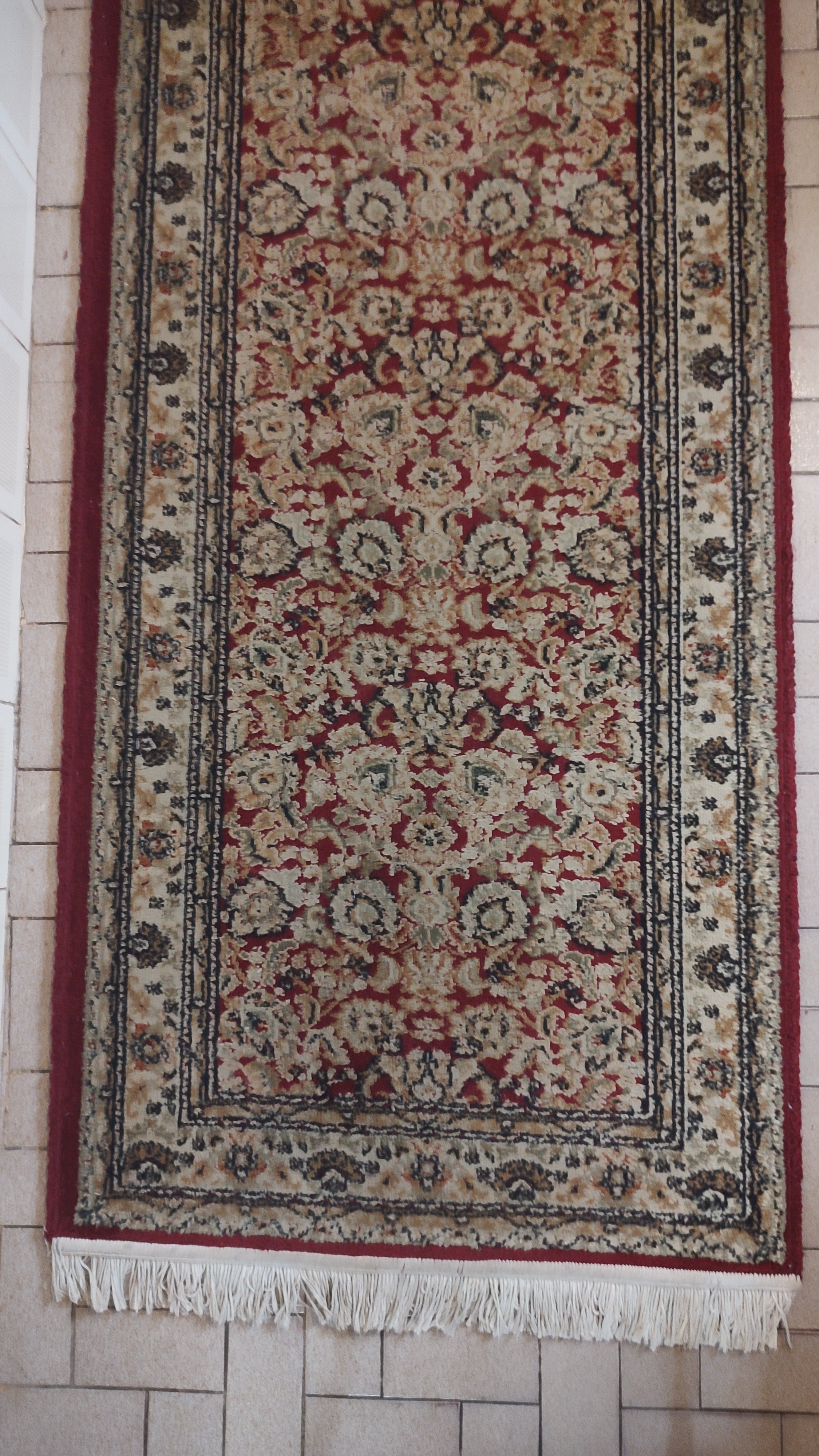 Tapete Passadeira Yesemek importado da Turquia em tonalidade predominante vermelho e bege (300cm x 80cm)